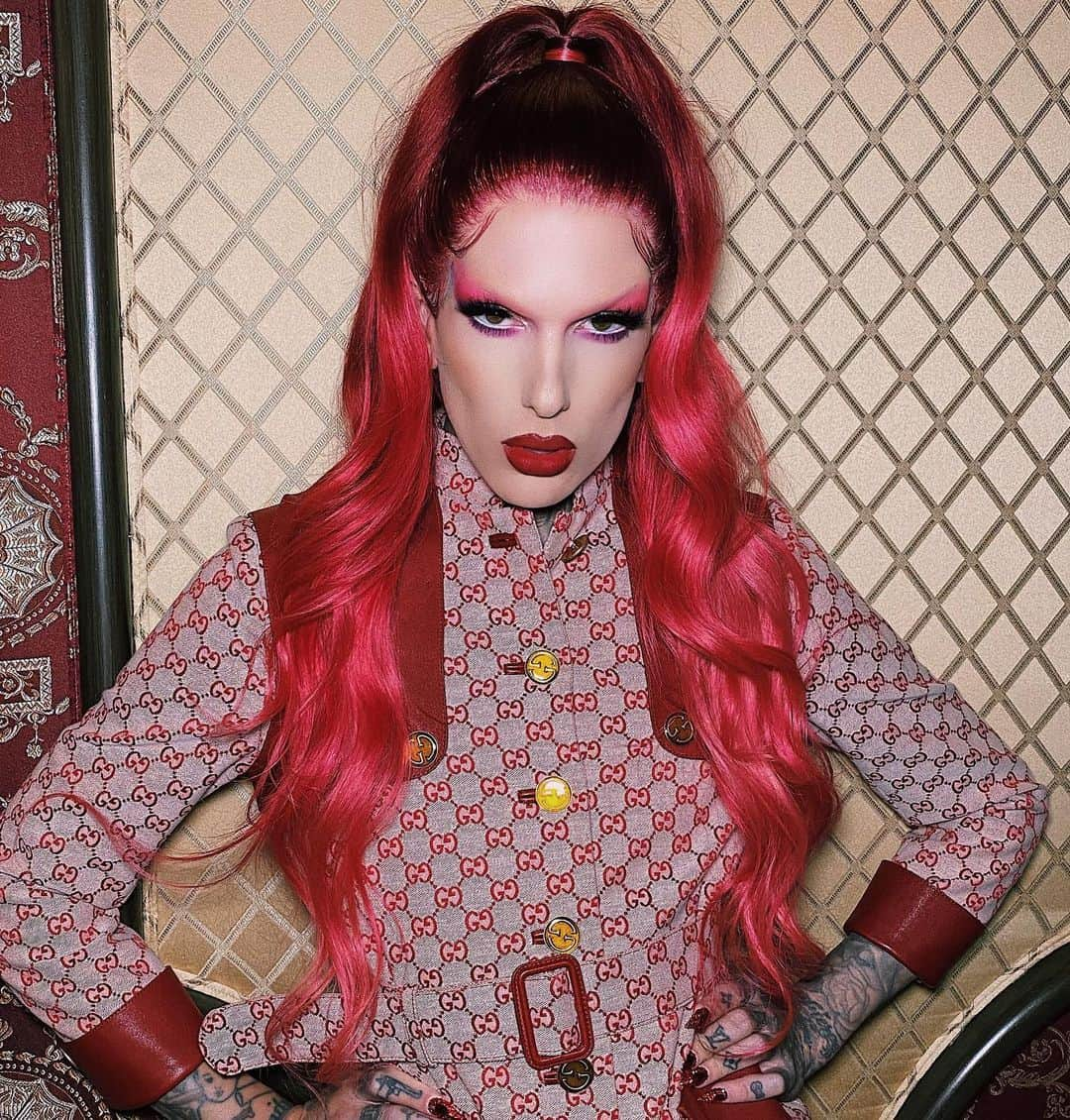 Jeffree Star Cosmeticsさんのインスタグラム写真 - (Jeffree Star CosmeticsInstagram)「Our CEO and makeup queen is wearing #VelvetTrap shade ‘THE PERFECT RED’ ♦️♥️ #jeffreestarcosmetics #jeffreestarapproved」10月28日 2時07分 - jeffreestarcosmetics