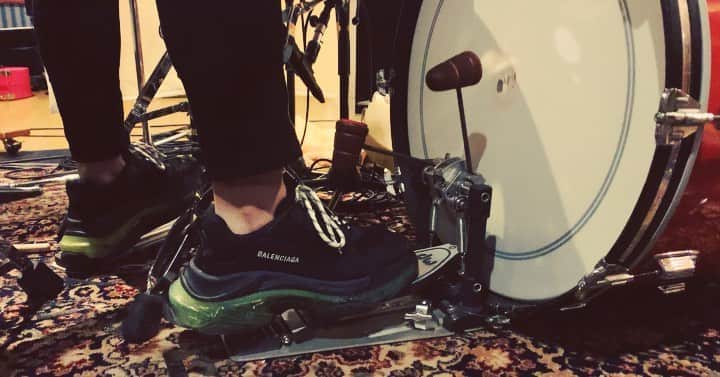 のインスタグラム：「レコーディングドラム録り完了。 Newビーターがいい感じでした。 #aandf #lowboy #balenciaga  #この靴重くていい音するんよな」