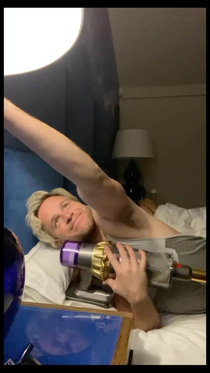 オリー・マーズのインスタグラム：「Found the love of my life but lost her .... 🤪🤣💔 #dyson #forever」