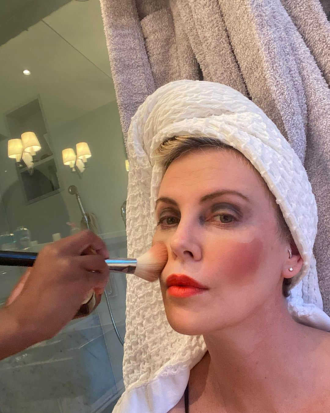 シャーリーズ・セロンさんのインスタグラム写真 - (シャーリーズ・セロンInstagram)「To every make up artist out there..... watch out, you’ve got competition!」10月28日 2時18分 - charlizeafrica