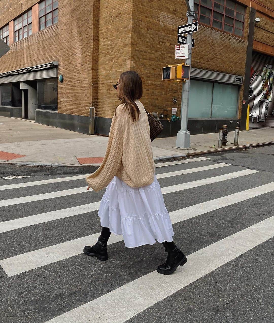 We Wore Whatのインスタグラム：「Oversized & cozy 💭」
