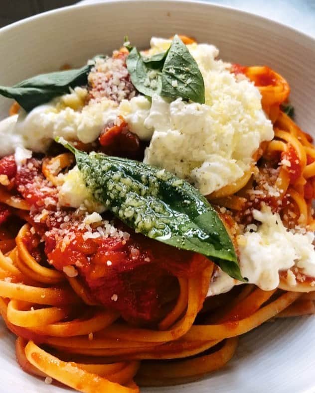 Vogue Parisさんのインスタグラム写真 - (Vogue ParisInstagram)「#VogueRecipeBook Eating at home doesn’t have to be boring and homemade recipes don’t have to be hard! Top chef @HeleneDarroze shared with us her super simple recipe for tomato and burrata linguine from her new book ‘Chez Moi’ which she wrote during the lockdown and photographed herself. Garlic, tins of tomato, linguine, a bit of basil, olive oil and parmesan are all you’ll need so check out the method (and her chef’s tips and tricks) on Vogue.fr and try it for yourself this evening.」10月28日 2時30分 - voguefrance