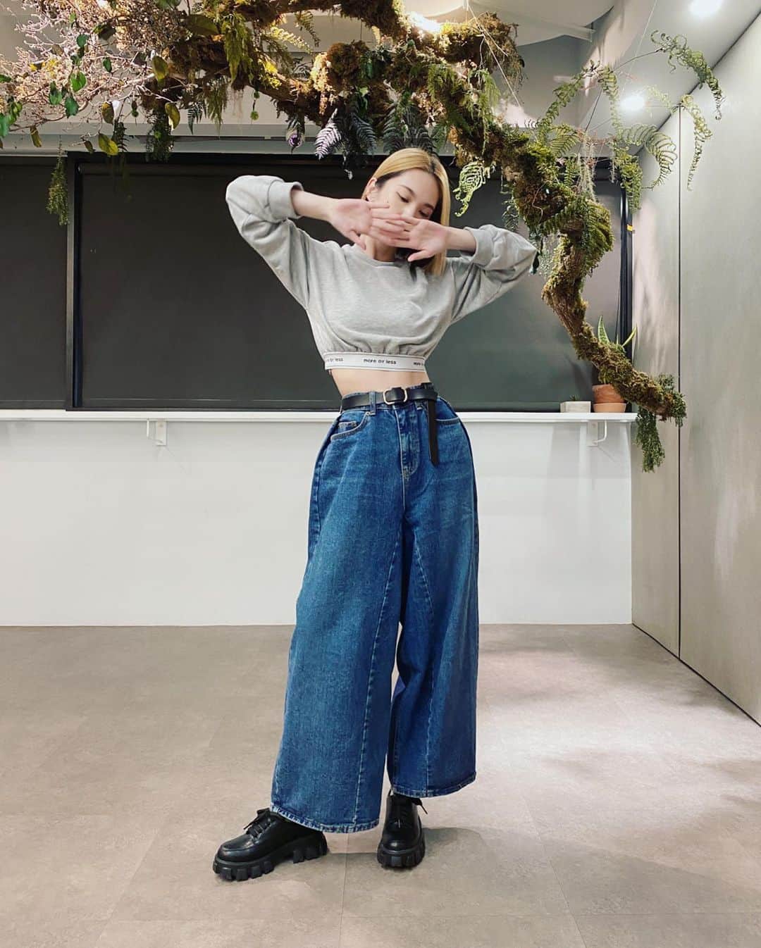 レイニー・ヤンのインスタグラム：「外套的脫與穿... 深夜穿搭配上我的晚安  向還沒睡的你/妳say hi⭐️  上衣外套皆為 @pazzo 最新款 包包 @celine  褲子鞋子品牌不詳😂  #ootd #穿搭照」