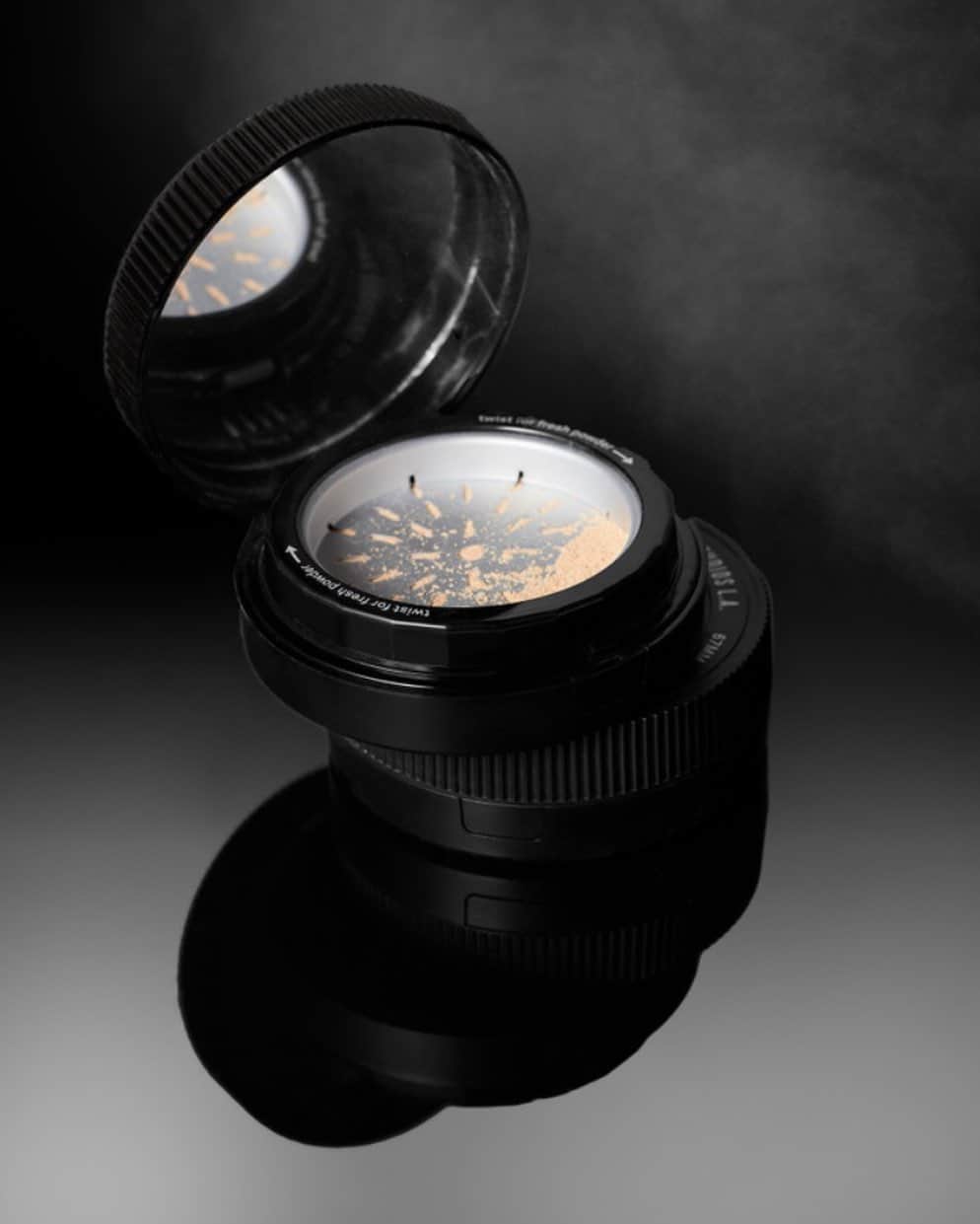 Smashboxのインスタグラム：「The finest finish for your potion. Photo finish setting powder features a built in powderizer that grinds fresh powder to set, mattify & blur 🌫」