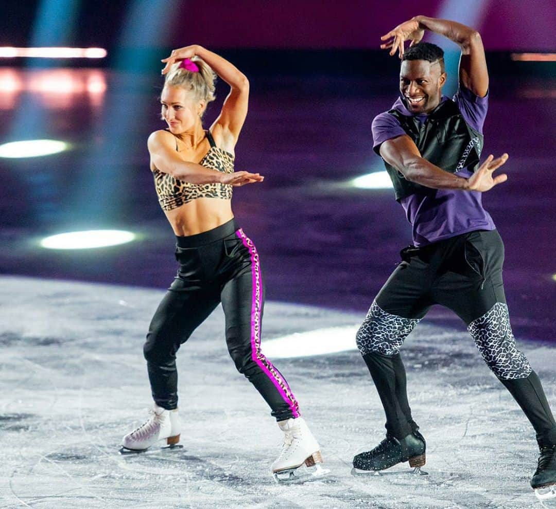 のインスタグラム：「We are knee deep into week 2 of Battle of the Blades I wanna shout out my bubble, Jessica, Katherine, and Ben. Thank you Ben and Katherine for the amazing choreography and helping us through mental breakdowns, grumpy gross mornings (me), hitting em with the angles, and keeping the positive energy. To Jess, you are incredible and I'm in awe of you. You show growth in your skating every single second on the ice. I have no expectations for you because you have exceeded all of them and it's only WEEK TWO! Thank you for your trust, quirkiness, passion, openness, and big heart. Let's put our foot in week 2's ass and keep this momentum going . . . . #TeamJesher #freedomschooltoronto #difd #difdroyal #botb #battleoftheblades #figureskating #hockey #coloryourice #youthmentalhealth #blacklivesmatter #translivesmatter #indigenouslivesmatter #weareinthistogether #endsars #listenlearnllove #charity #restorativejustice see」