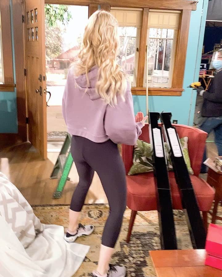ベス・ベアーズのインスタグラム：「Real ladies use drills. @tichinaarnold @theneighborhood 💪🏻💪🏻😜」