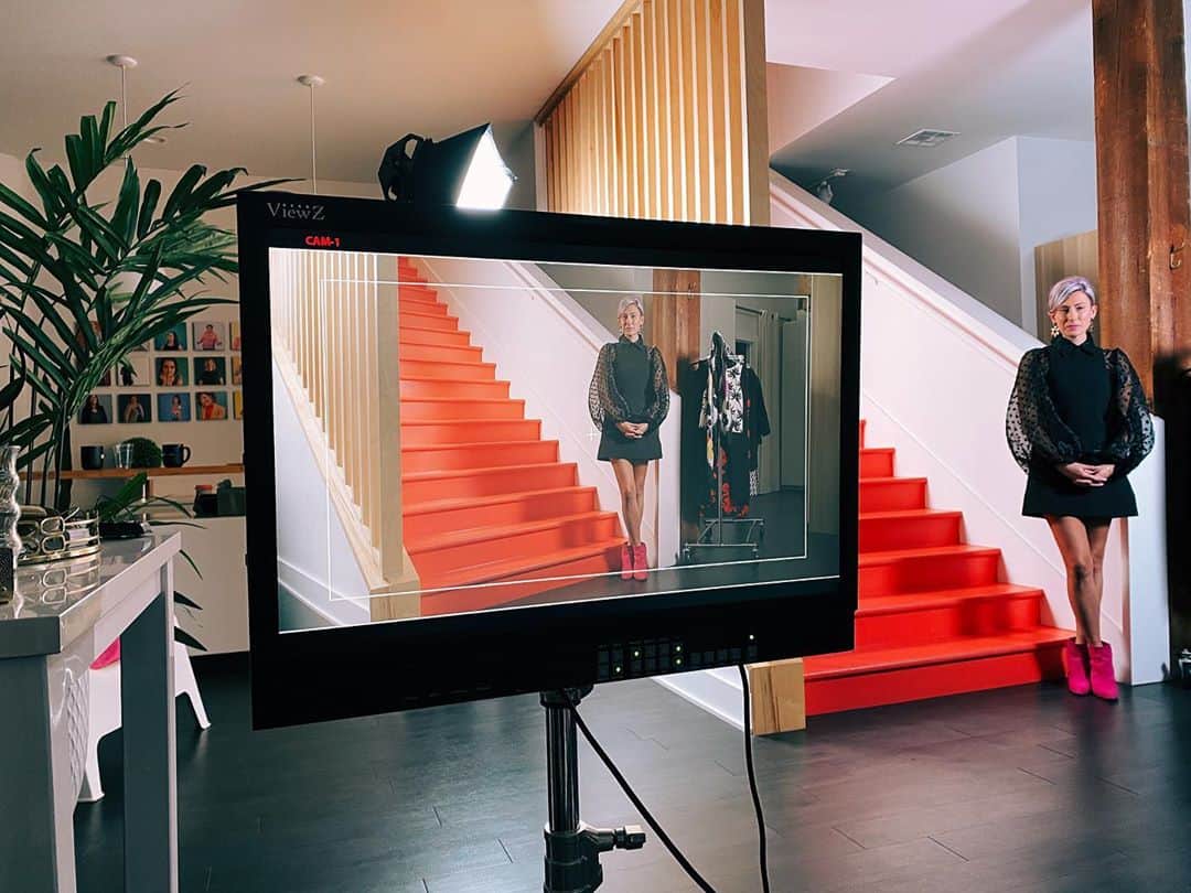 Robert Bingamanのインスタグラム：「Life is strange, especially if you’re open to it. In September, I got a certain monkey off my back by completing my first full script for @summerhouse.us —an in-depth, hours long educational program hosted by my best friend and her entire team at @ladybirdstyling. Everyone brought their best, but the last night of rewrites was just me and her by the fire, tweaking the tweaks, as it should be. We shot over six days, learning new skills, new depths, and new meaning of the material she is teaching. For this shoot, which we wrapped last night, I was overcommitted. I have other clients and even agreed to having a painting show deadline coincide with production, just to challenge myself. But this project gave me energy, rather than taking it. I can only guess that it’s because of who these heavenly people are and what they’re up to. I’ve been saying it for years, but if you’re not paying attention to what @ladybirdstyling is *actually* up to, you should be. Congratulations Molly, I too think this is the year you finally figure it out.」
