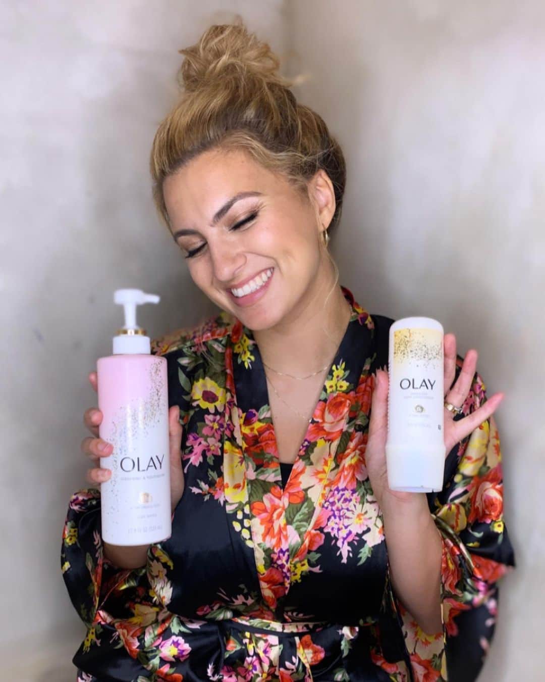 トーライ・ケリーのインスタグラム：「had so much fun going through my skin care routine with y’all so i wanted to share a few more of my favs!!✨ #ad i’ve been using the @olay body wash with hyaluronic acid & the rinse-off body conditioner with shea butter & they both make my skin sooo much softer.🥰 winter is comin up so it’s a perfect time to get my skin hydrated & feelin good! 🧼💫 #olaypartner」