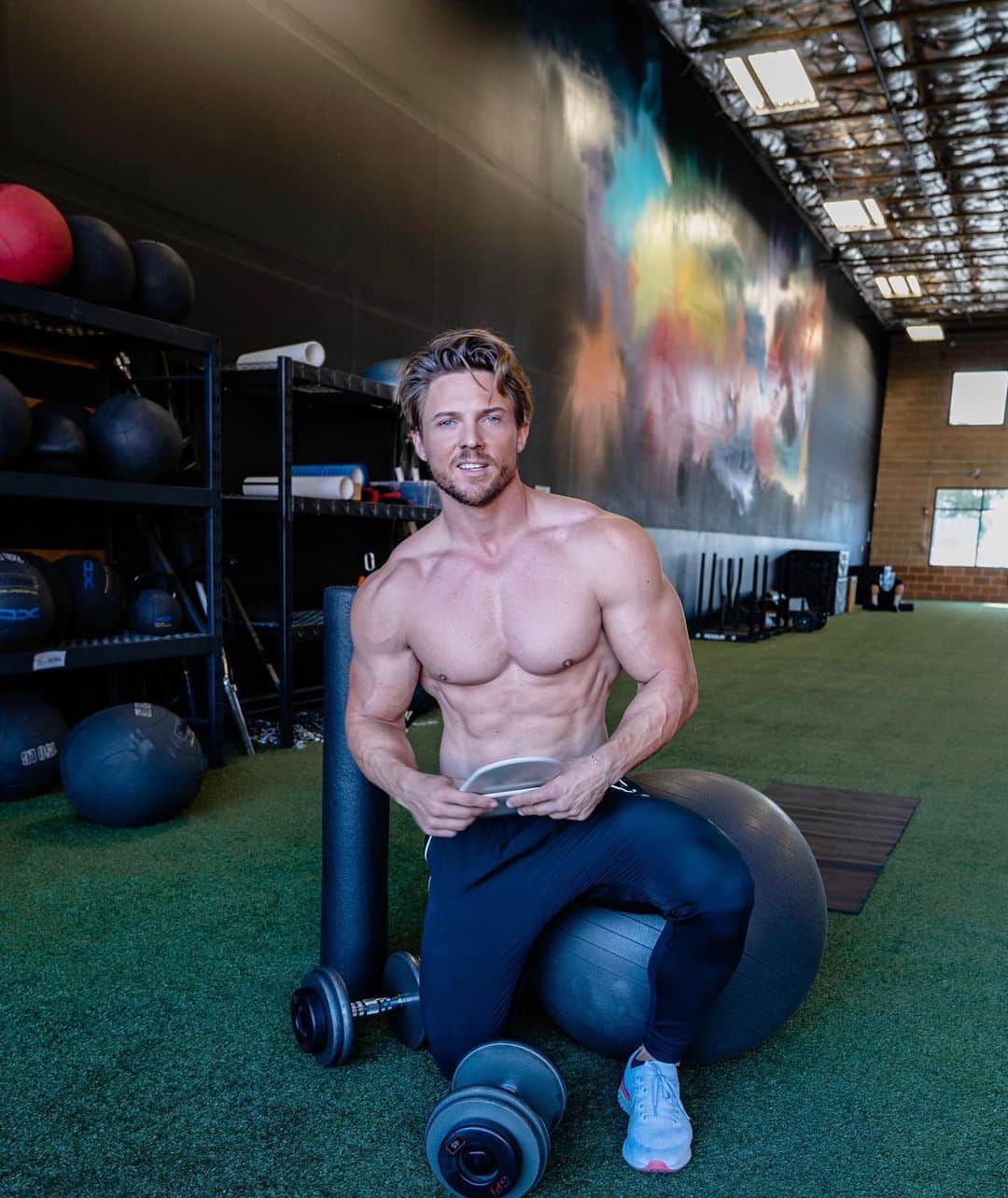 スティーブ・クックのインスタグラム：「No Bench, No problem! Chest day without a bench.  Often times training at home or on the road means you have to modify your workouts. Here are some of my favorite chest pressing exercises that don’t require a bench.   1️⃣. DB Key Press on foam roller  2️⃣. Incline DB press Swiss ball (upper chest) 3️⃣. DB floor press  4️⃣. Decline slider push ups.   #chestday #workout #fitness」