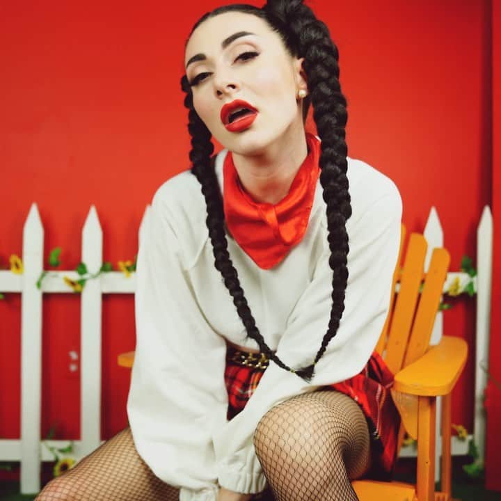 カーミンのインスタグラム：「bad bitch? exactly. ELEVATOR vibes all the way up!! featuring @yoitscrash ♥️」