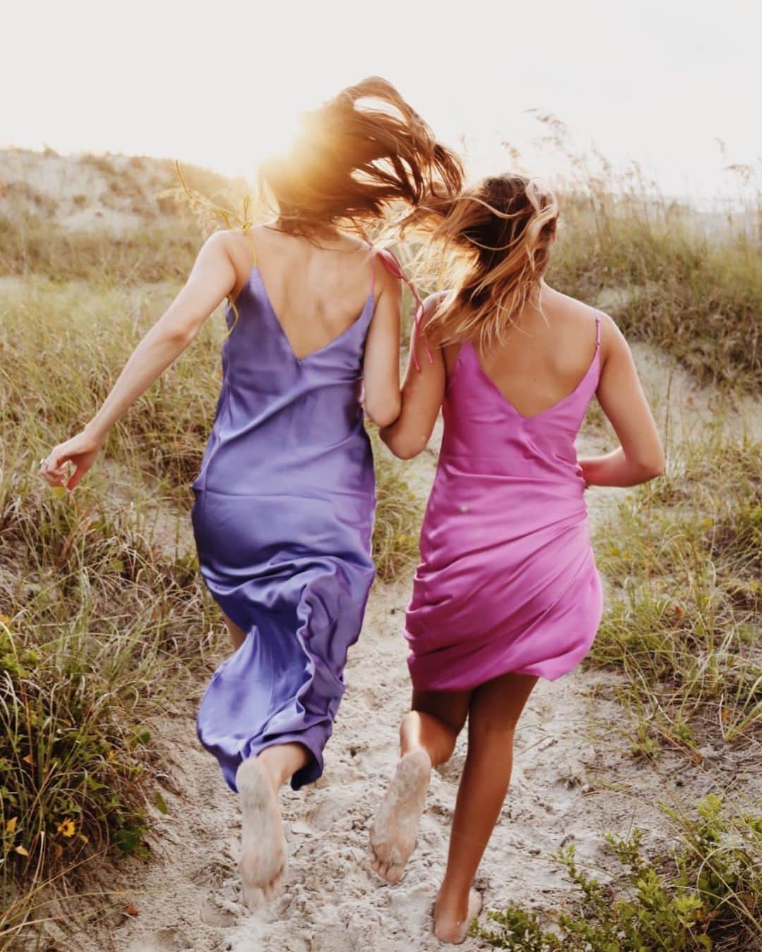 ダニジョーのインスタグラム：「Silk Slips, Sandy Feet and Salty Hair 💜🐚🌾 Tag someone that reminds you of adventure and sunshine #dannijogirls」