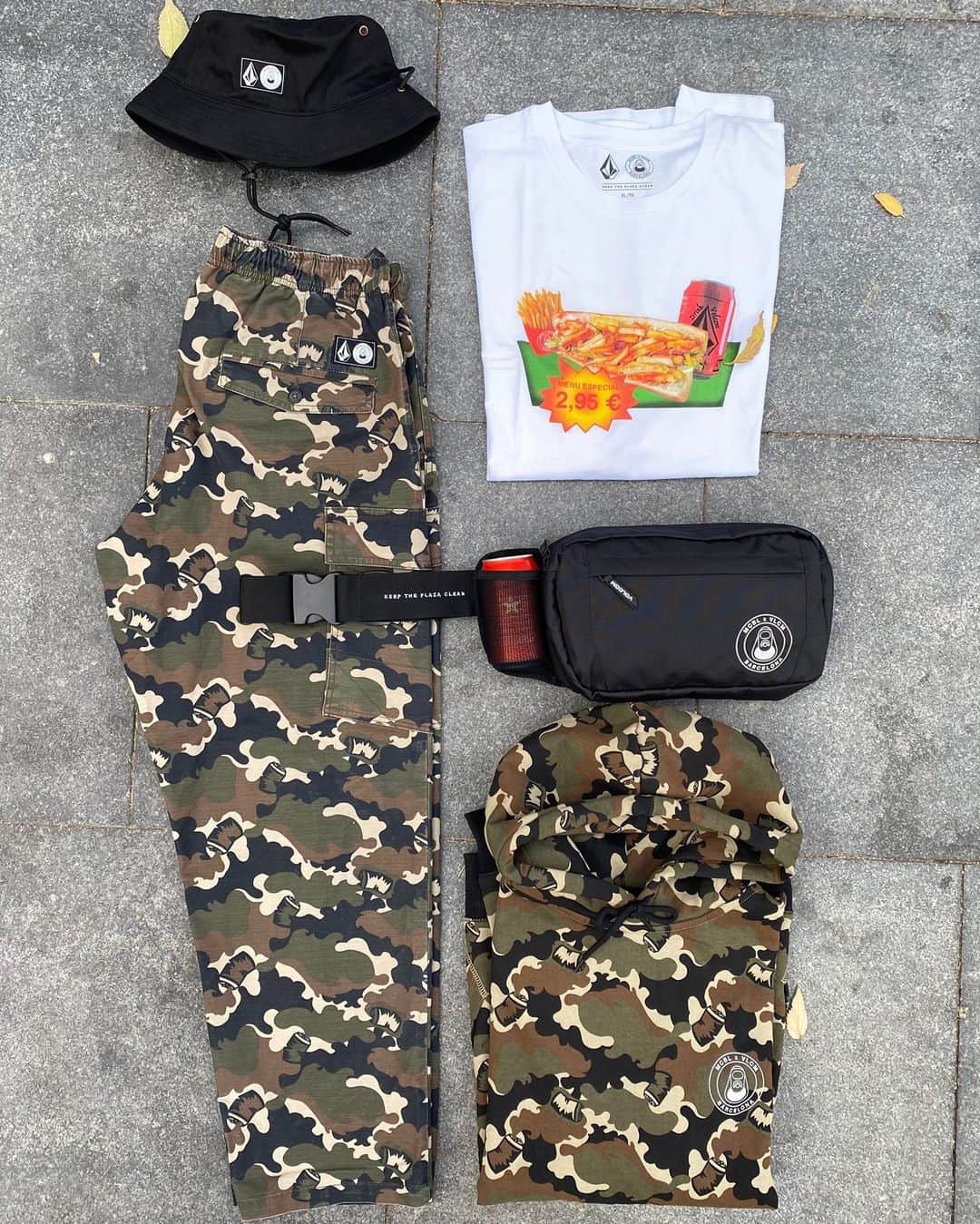 ボルコムのインスタグラム：「🇪🇸 @macbalife x @volcomskate collab is finally available! 🔥  Its more than a collection, it's a statement of intents. We love the plaza and the best way to express it is taking care of the spot as if it were our own home. #keeptheplazaclean #MCBLxVLCM #macbalife」