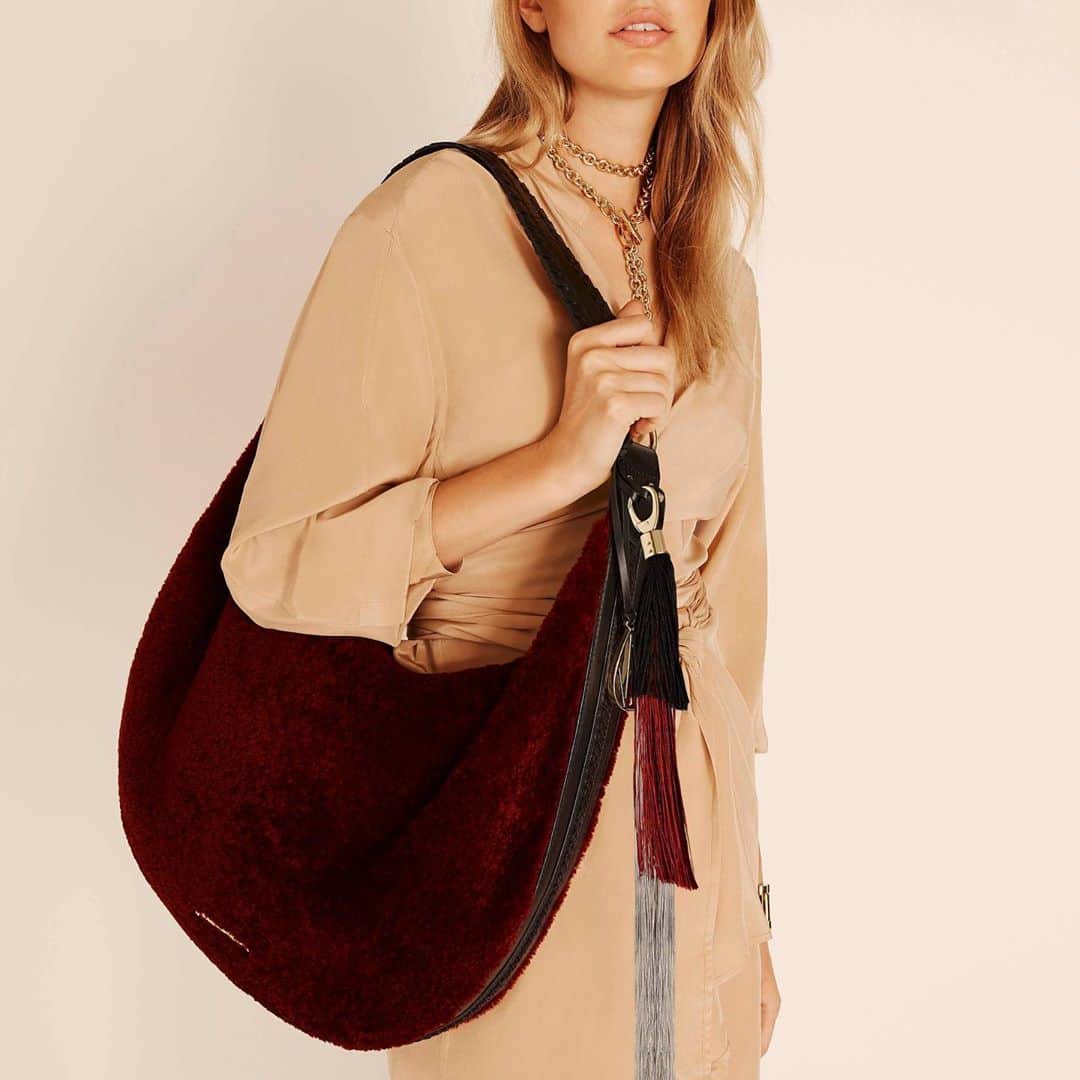 アマンダ ウェイクリーのインスタグラム：「The ultimate style statement and transformative accessory... our sumptuous shearling hobo complete with luxey tassel charm...  #hobobag #statementbag #bohostyle #tassels #fringing #shearling #aw20」