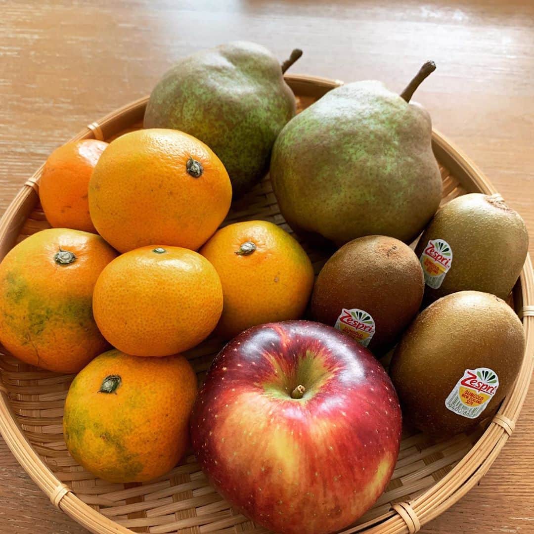 梅津有希子さんのインスタグラム写真 - (梅津有希子Instagram)「フルーツがいっぱいあるとうれしいなー。りんごは最近お気に入りの「秋映」、コクのある甘さのゆら早生みかん、なめらかな山形ラ・フランス。ゼスプリのゴールドキウイはそろそろ終わりかな。国産キウイに切り替わる季節。#フルーツ #秋の味覚 #果物」10月28日 13時55分 - y_umetsu