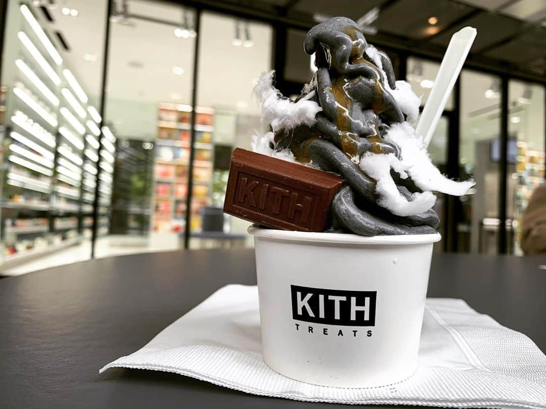 MAX鈴木のインスタグラム：「一足お先にハロウィン🎃👻  うみゃい🍦 ↓ 寒い🥶  #kithtreatstokyo」