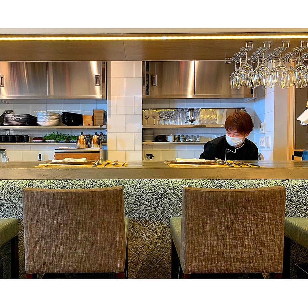百合華さんのインスタグラム写真 - (百合華Instagram)「京都丸太町にあるイノベーティブな創作和食ガストロノミー『Kyo gastronomy KOZO』にてランチタイム②🍽💕  フレンチ×和食が融合した最先端なガストロノミー料理を堪能させていただきました🎶  液体窒素系デザートにもきゅんデス💖  メニュー開発から調理まで全てをオーナーシェフおひとりで手掛けていらっしゃるとの事で、愛情をたっぷりと注がれ心がこもったお料理達に魅了される素敵なひとときで御座いました✨✨✨  #japan #日本 #kyoto  #京都 #ガストロノミー #分子ガストロノミー  #創作料理 #和食 #フレンチ #lunchtime  #ランチタイム #ランチコース #苔テラリウム #可愛い #可愛らしい #目でも楽しめるお料理  #美食 #美食家 #aumoグルメ」10月28日 13時57分 - yurika.lovelily