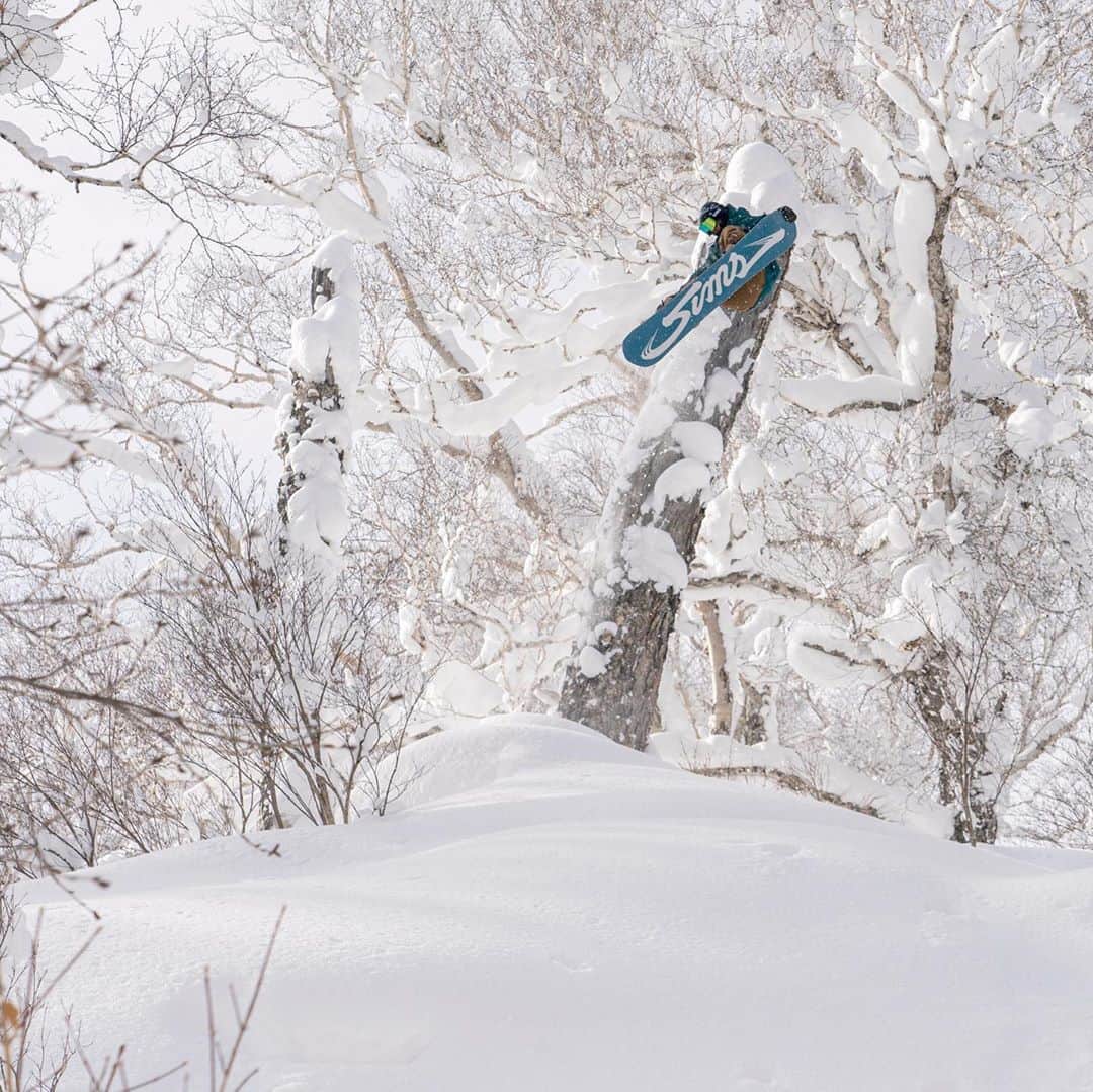 ビラボンのインスタグラム：「そろそろSNOWの準備も！  "PRISM STX ジャケット" と "NOTH WEST STX リブパンツ" がA/DIV (Adventure Division )ラインとし登場。高機能素材として今期大注目なSYMPATEX生地を採用し、ダイナミックな滑りやハイクアップなど雪上でのパフォーマンスアップ間違いなし。」