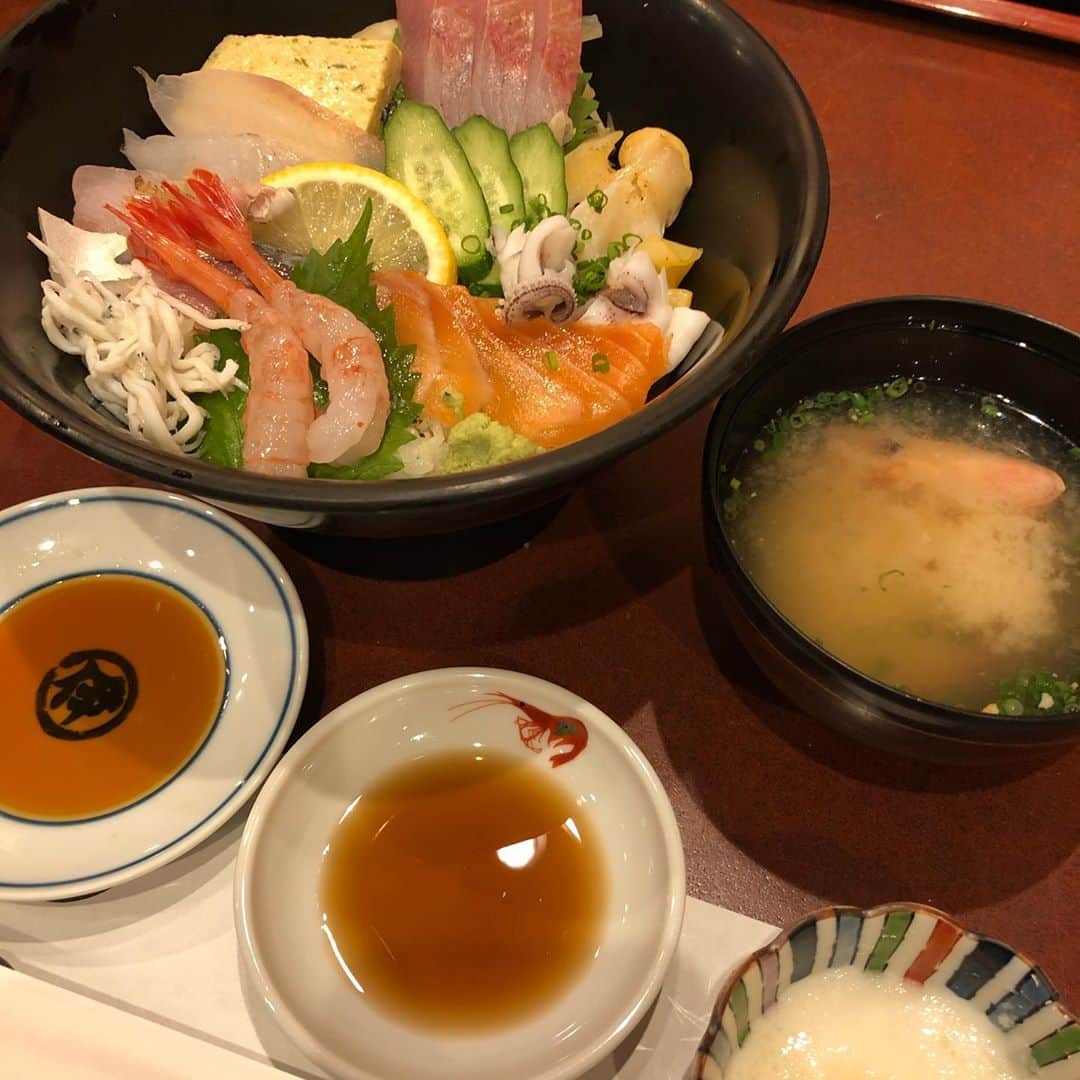 NCC新潟コンピュータ専門学校さんのインスタグラム写真 - (NCC新潟コンピュータ専門学校Instagram)「この日のランチはリッチに海鮮丼🐟 学校近くの『鮨割烹　丸伊』 . 贅沢なひとときでした🏖 . 11月1日は「寿司の日」🍣 新潟の美味しいお魚とお米を 皆さんも是非🍙 . . #海鮮丼 #ランチ #古町 #割烹 #美味 #寿司好きな人と繋がりたい #満腹 #新潟コンピュータ専門学校 #nsgカレッジリーグ」10月28日 12時29分 - ncc_niigata