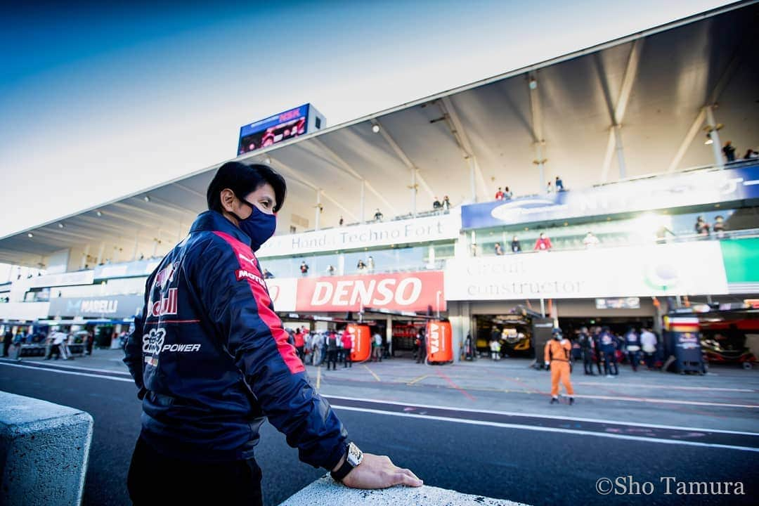 中野信治のインスタグラム：「Super GT R6 @ Suzuka  必要なのはチームワーク。 それが全てだ。  Keep on pushing 👊  #team #teamwork #teamredbullmugen  #honda #richardmille #motul  #racing  #motorsport  Sho📸」