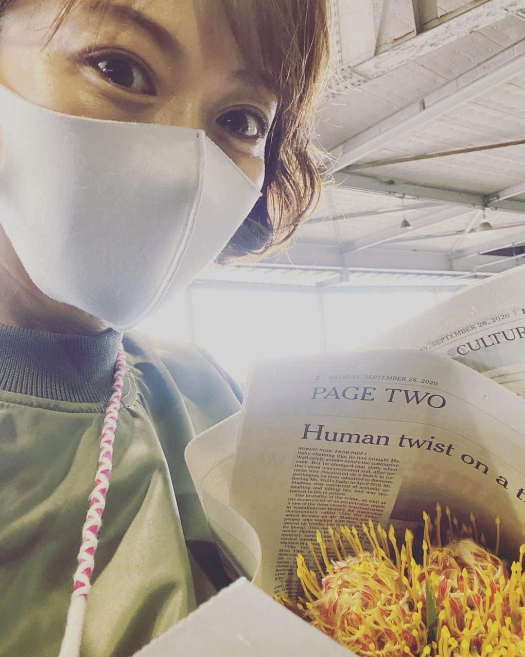 畑野ひろ子のインスタグラム：「今朝は、市場からスタート🌹 来月にやらせていただく装花の花材下見へ。  ファッションで繋がっている方々と、お花での繋がりも広がっていける事に、感謝の日々。」