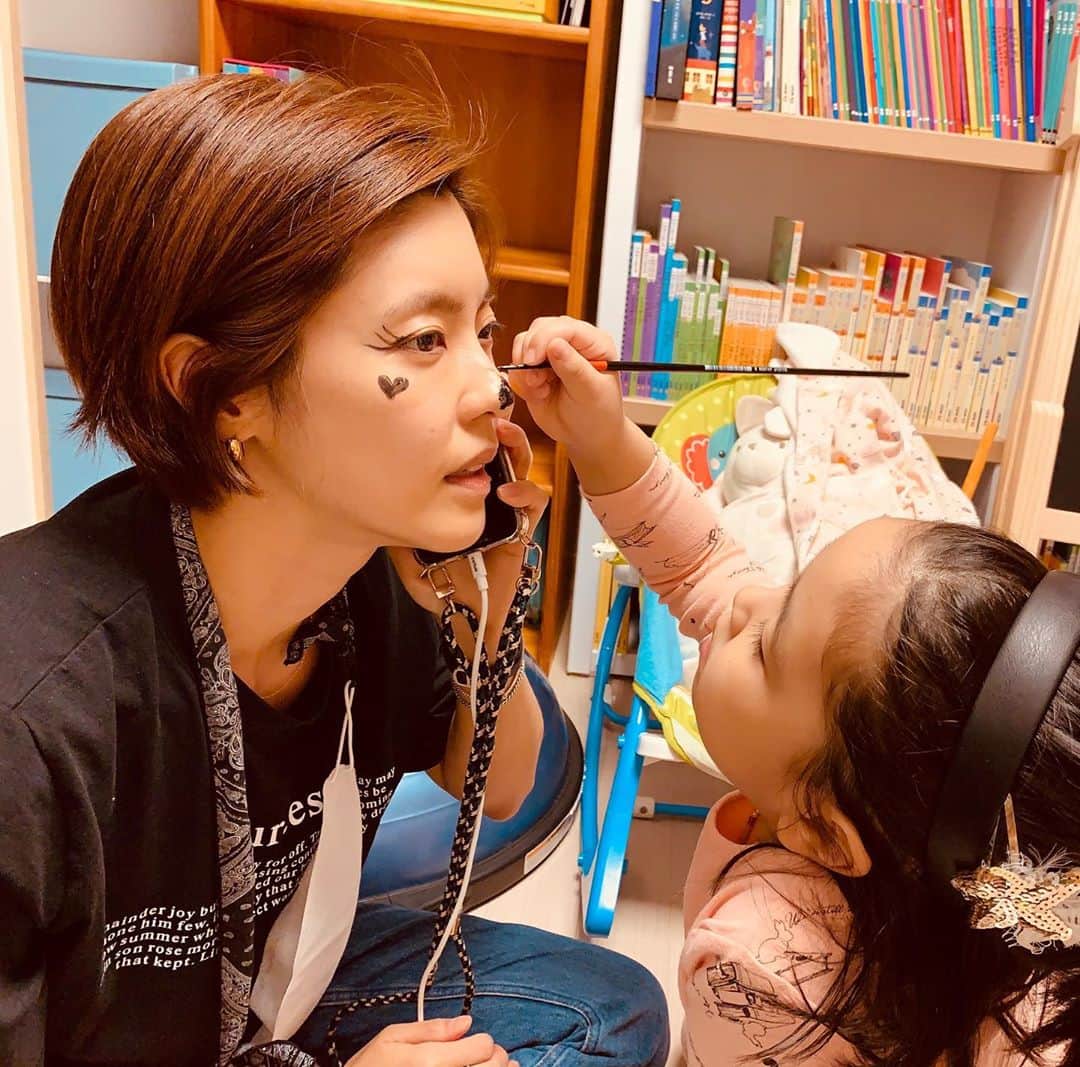 イ・ユンジのインスタグラム：「#전화통화편하게하는법」