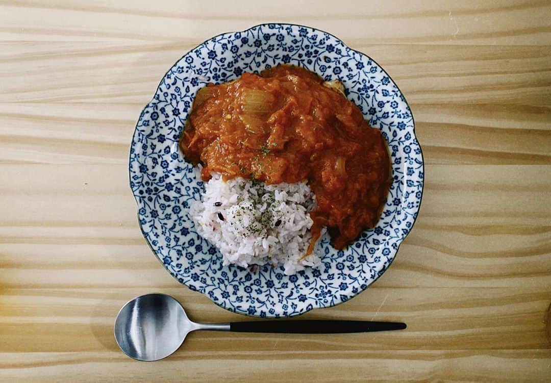 三橋栄香のインスタグラム：「トマトたっぷりのスパイスチキンカレー🍛  しあわせの味。 かな(@canaa.jp)と一緒に👩🏻‍🍳🍳」
