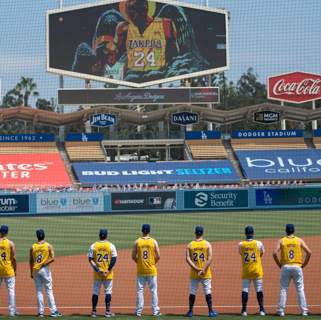 E! Onlineさんのインスタグラム写真 - (E! OnlineInstagram)「You don’t win the #WorldSeries without a Mamba mentality. 🏆 Exactly two years ago today Kobe Bryant said it was time for Dodger baseball and tonight we know there’s an angel in the outfield singing along: We love LA!! (📷: @emvp16/Getty)」10月28日 12時40分 - enews