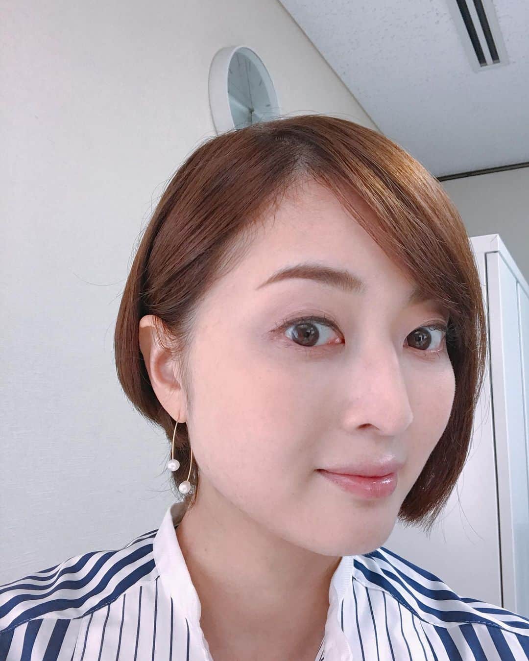 のインスタグラム：「耳〜。 pierce: et toi   有難うございました。 ・ ・ #先日の仕事で着用したピアス #可愛らしい  #有難うございました  #エトワ #ettoi  #髪が栗みたいになりましたが #画面みるとあまり感じないかも👀❓ #アッシュ系にするはずだったんだけど #栗🌰」