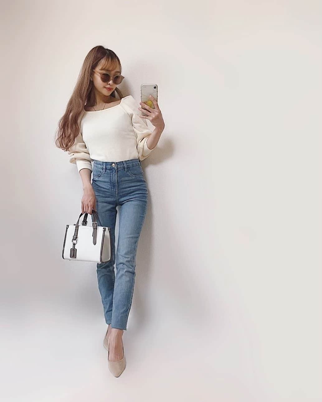 さっぴちゃんのインスタグラム：「... . どんなに好きな服を着ても 向かう場所はだいたいスーパーですこんにちは🛒⸝⋆ . 子ども2人とスーパーへ行き、何故かいつも 大量になる荷物を車から家へ運び 子どもを運び、毎度家から駐車場までの3往復を 猛烈ダッシュの日々にもすっかり慣れ、 そんな毎日もなんだか楽しくて、走りながら ニヤついてるところを道を歩く小学生に見られ 非常に恥ずかしかったよこの前の昼間☀︎ww . 家でお母さんに、笑って走ってるちっさい おばさんいたって話したかな？ . 会話のネタになれてたらいいな( °∀°)♡♡♡ . . 前にハイローチェアについて質問頂いていて まとめてあったもの、昨日の夜ストーリーに 流しましたので、悩まれている方は是非👶🏼𓍯 新しく買う方には電動をゴリ押しします♡♡ . 他のDMも少しお返事してあります(ˊᵕˋ)𓂂𓇬 . . ………………………………(♡)……………………………… .」