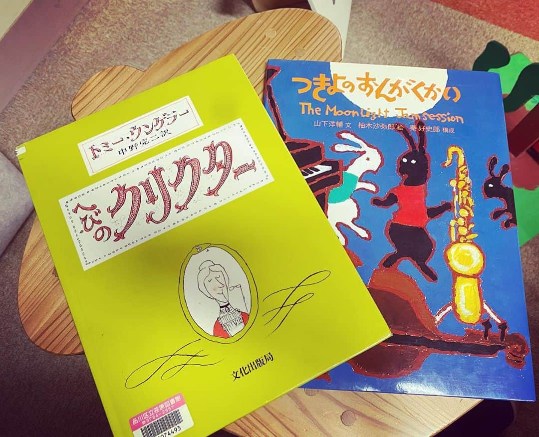 田添菜穂子さんのインスタグラム写真 - (田添菜穂子Instagram)「秋の読み聞かせ週間、今朝から無事始まりました😌 検温して消毒してマスクして、子供たちとのディスタンスも取り、プロジェクターで絵本を大写しにしての読み聞かせ😊 これはこれで絵も大きく見えていいかも✨ 今日は4年生。 ヘビ、という普段は気味悪がられがちな動物が、大切にされ人気者になっていく「ヘビのクリクター」と十三夜のお月見や満月が近いので、月明かりでセッション楽しむ動物のお話「つきよのおんがくかい」を🌝🎷🎹  いろんな非日常が続く子供たちの日々に絵本のあたたかさが寄り添えたらいいなあ、と思います😌  小学校の先生方、図書の関係スタッフの皆さんが考えて下さったスキームで読み聞かせを実施できるのことに心から感謝。  #読み聞かせ #読み聞かせ小学4年生 #読み聞かせボランティア #へびのクリクター #文化出版局 #トミーウンゲラー #つきよのおんがくかい #山下洋輔 #福音館書店」10月28日 12時51分 - nahokotazoe