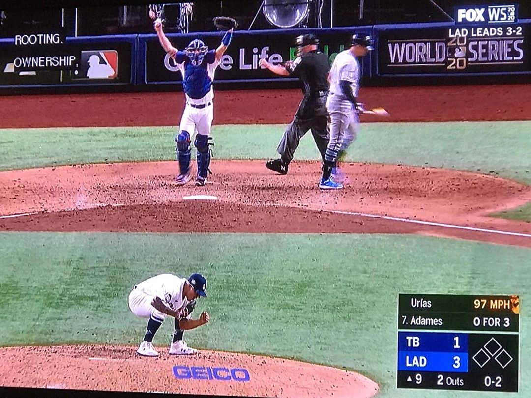 のインスタグラム：「Congrats LA DODGERS!!!!! 2020 World Series Champions なんと32年ぶり❣️  #californiastyle #california #losangeles #la #ladodgers #dodgers #baseball #champion #worldseries #2020 #カリフォルニアスタイル #カリフォルニア #ワールドシリーズ #ドジャース #ロサンゼルス #ベースボール #野球 #チャンピオン #カリフォルニア生活 #カリフォルニアライフ #カリフォルニア工務店 #ライフスタイル不動産 #ライフスタイル #lightningmagazine #lightningjapan」