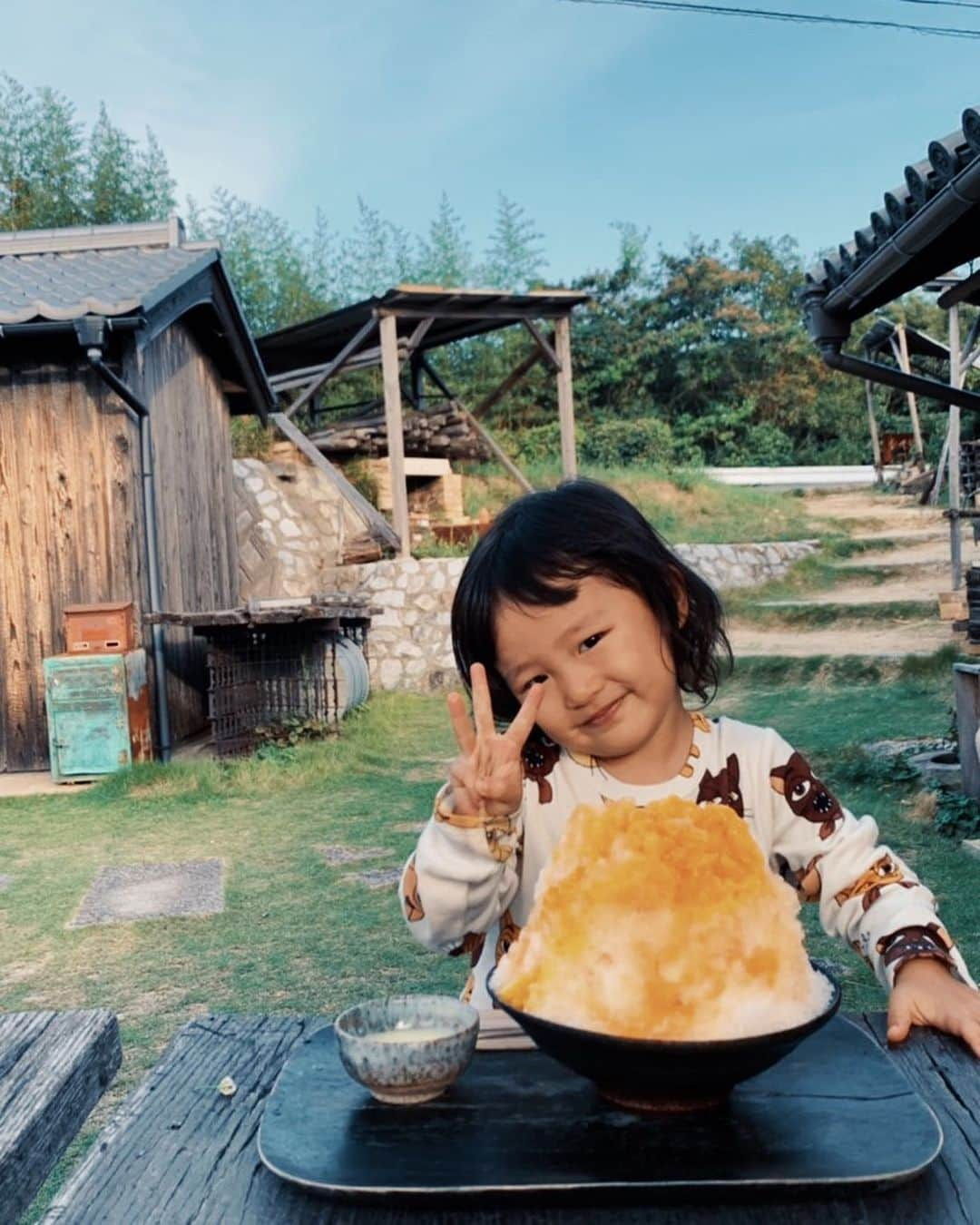 村上萌さんのインスタグラム写真 - (村上萌Instagram)「いまさらだけど、夏の終わりに3歳になった娘の誕生日の写真。当日が平日だと、なかなかバタバタしてケーキも期せずしてひんまがったけど、頑張ってよかった…かな(´･_･`)﻿ ﻿ ピースサインは2歳です、の自己紹介だと思っていたらしく、この日を境に3サインに進化。﻿このまま増えていって、両手を使うようになるのだろうか🤔 ﻿ ケーキトッパーはプリンターで印刷して2秒で完成。 #今日の小仕事 思考の賜物🥺💎﻿ ﻿ ﻿  #褒めたい日」10月28日 12時51分 - moemurakami_