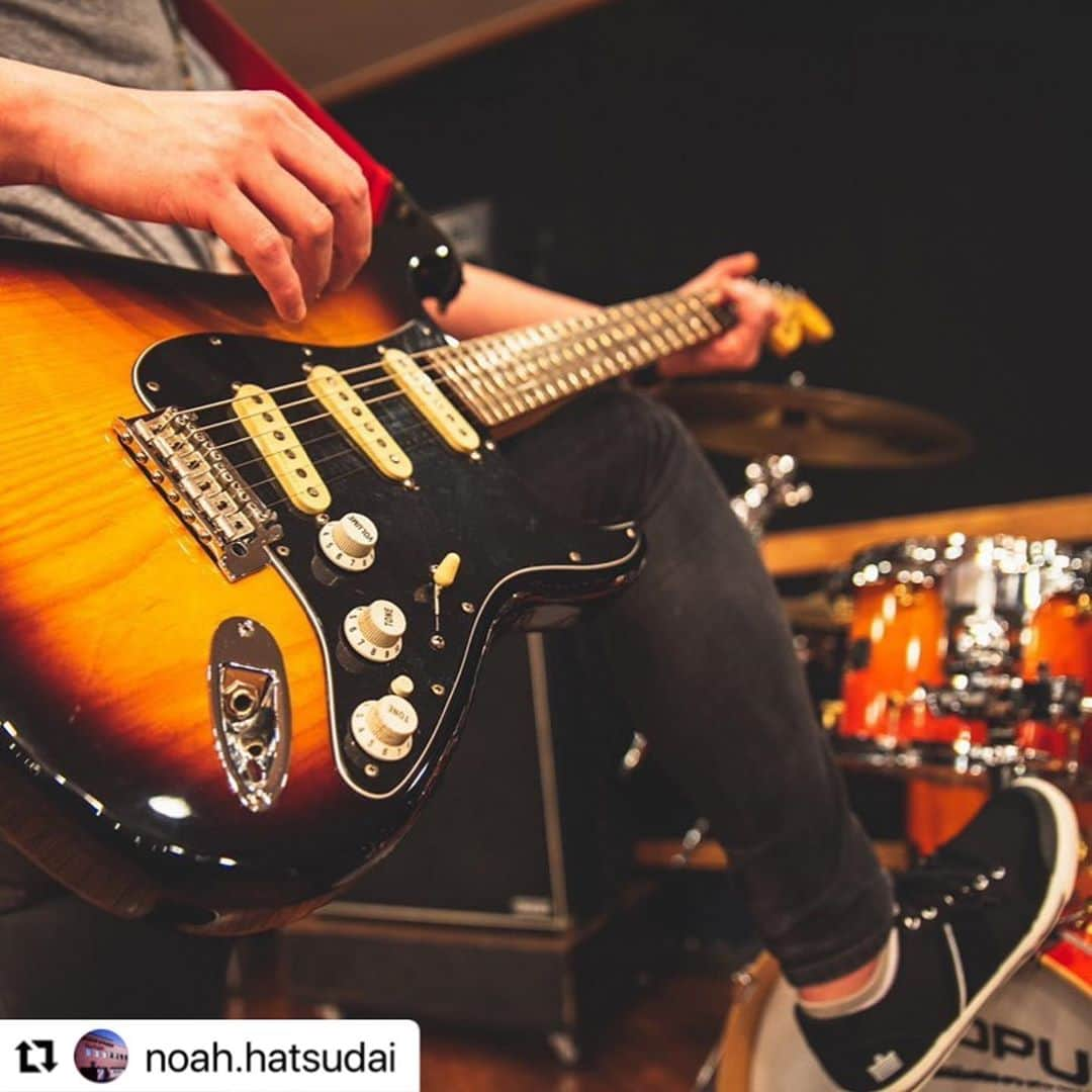 アドミラルさんのインスタグラム写真 - (アドミラルInstagram)「#Repost @noah.hatsudai with @make_repost ・・・ Fender Stratocastor DELUXE好評レンタルしております!! ノイズレスピックアップ採用や全てのピックアップから音を拾えたりと機能性に富んでいます😄  お仕事帰りや雨の日のリハーサルなど是非ご利用ください🤘  ———————————————————————————﻿ ＜＜SOUND STUDIO NOAH 初台店＞＞﻿ TEL:03-3373-3711 営業時間:AM9:00-翌6:00 HP:https://www.studionoah.jp/hatsudai/  NOAH Official Instagram Guitargram @guitargram_studionoah Bassgram @bassgram_studionoah Drumgram @drumstgram_studionoah Keygram @keygram_studionoah DJgram @djgram_studionoah RecPAgram @recording_studionoah Painogram @pianogram_studionoah  ——————————————————————————— #サウンドスタジオノア #スタジオノア #soundstudionoah #studionoah #音楽スタジオ #リハスタ#リハーサル #リハーサルスタジオ #レコーディング #music #音楽  #バンド練習 #個人練習 #初台 #バンド #サウンドスタジオノア初台店  #配信 #歌ってみた #弾いてみた #叩いてみた #演奏してみた #音楽好きな人と繋がりたい  #ギター #ベース #ドラム #新宿 #渋谷 #アドミラルフットウェア #admiralfootwear」10月28日 12時45分 - admiral_japan