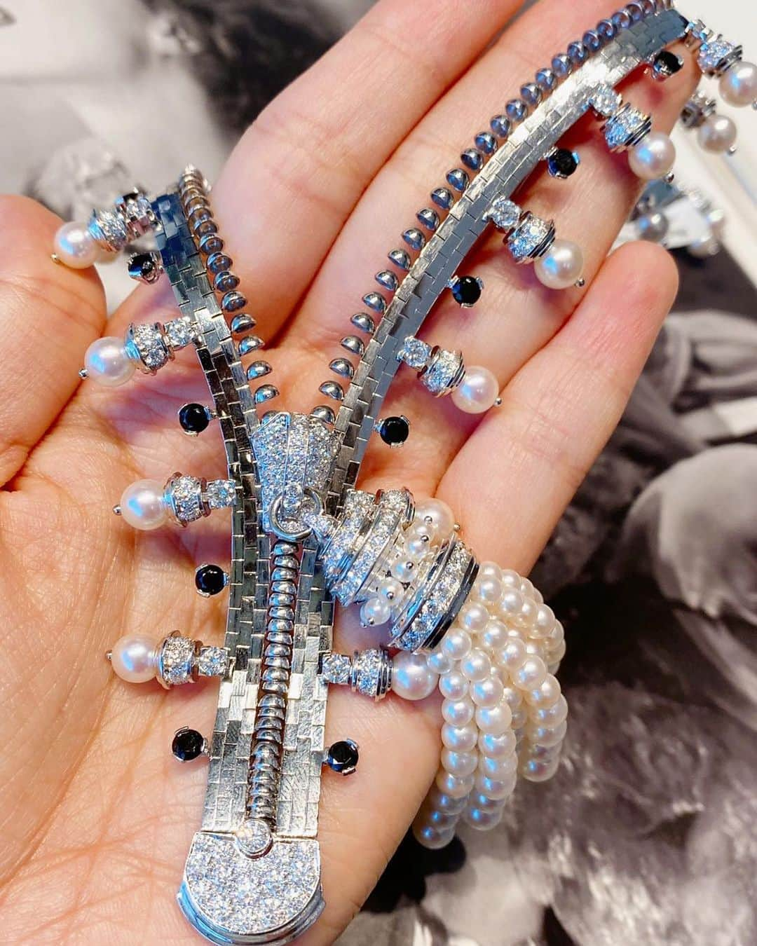 サザビーズさんのインスタグラム写真 - (サザビーズInstagram)「A masterpiece of ingenuity, the Zip necklace stands out as one of Van Cleef & Arpels’ boldest and most iconic creations. This stunning jewel is adorned with diamonds, pearls and black spinel highlights - convertible into a bracelet! It is a highlight from #SothebysHongKong Fine Jewels sale (22-29 Oct). Bid now!  @SothebysJewels #Sothebys #SothebysJewels #VanCleefArpels #ZipNecklace」10月28日 13時00分 - sothebys