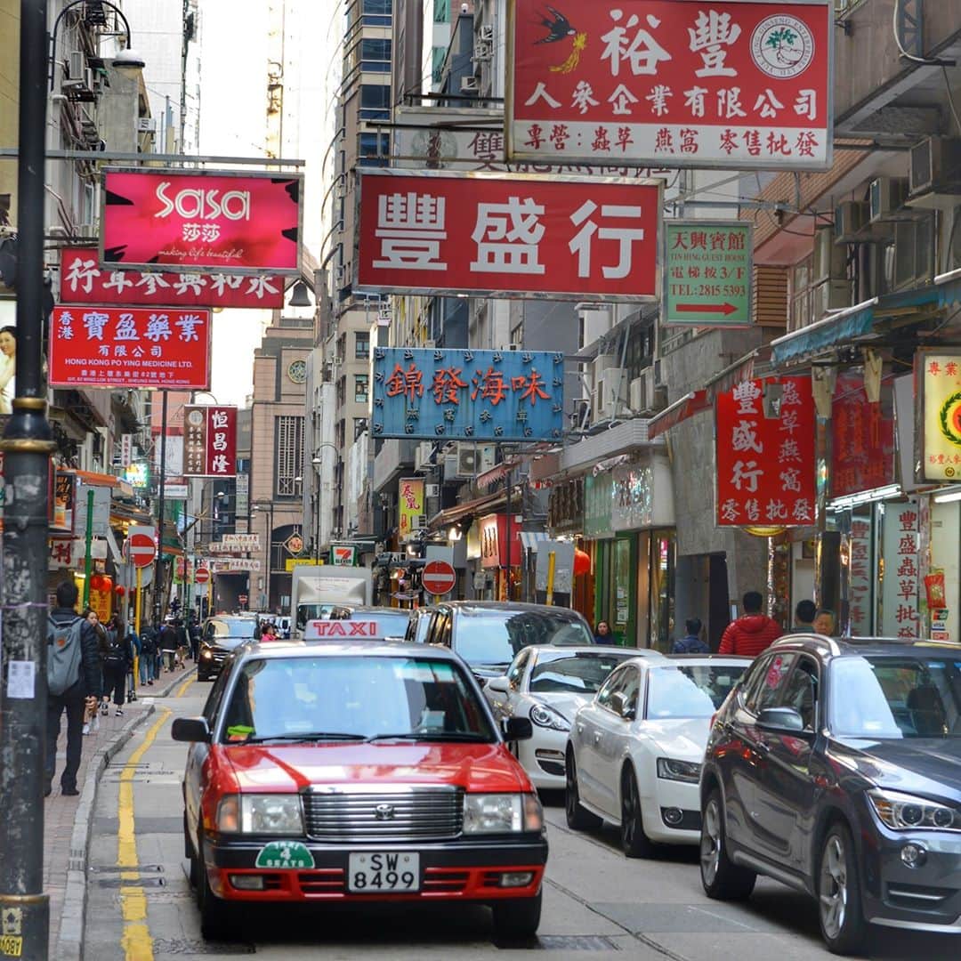 Discover Hong Kongさんのインスタグラム写真 - (Discover Hong KongInstagram)「Strolling around Sheung Wan. 上環舊街景，濃濃香港味！ #DiscoverHongKong」10月28日 13時00分 - discoverhongkong