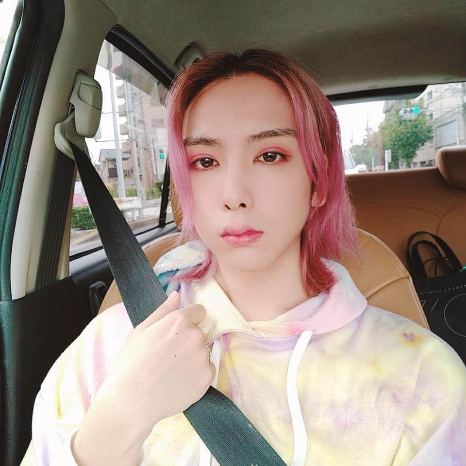 うさきこうさんのインスタグラム写真 うさきこうinstagram 今日のこうくん カラフル 通勤コーデ ごきげん Instalike Instagood Instamood Instafashion Followme Fashion パステルカラー 赤髪 メンズメイク メイク男子 ジェンダーレス 派手髪