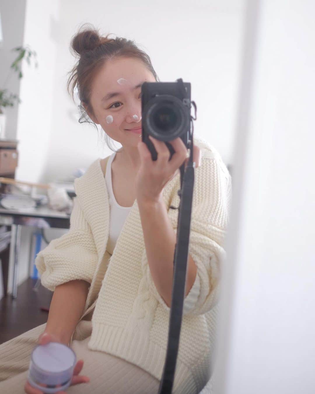 Keikooooooのインスタグラム：「おはようございます♡ @canadel_pr を使い始めて、約3ヶ月が経ちました！ もうルーティン化してきました🙆‍♀️  . 紫外線をたくさん浴びる朝は、 パープルの“プレミアホワイト オールインワン”薬部外品 販売名：薬用△VCEホワイトニングクリームー１ でケア。 1日の終わりは、“プレミアリフト オールインワン”で寝てる間にハリアップ⤴️ 贅沢に”カナデル エフェクト アイクリーム リフト”も忘れずに♡  . そして、朝使ってる“カナデルプレミアリフト”は、軽めのテクスチャーでべたつかないのにしっかり保湿される感じで、私は、こっちがなんとなく好きかも◡̈♥︎ . お仕事が始まって、夕飯済ませて、おチビをお風呂入れて、寝かしつけしてる間に、もう私も寝ちゃうパターンが続く毎日😅 毎日、”疲れた”か、”ため息”ついてる気がする笑。 部屋もぐちゃぐちゃ🤣。（引っ越す前のお家） なかなか、こんな写真撮ってる余裕なんてないけど笑。 . 10秒かからず終わるスキンケアは、もう無くてはならない存在に✨もうオールインワンから抜け出せない体になってしまいました笑💕   #canadel #カナデル #カナデルでかなえるキレイ #オールインワン #スキンケア #リフトケア #時短ケア #おすすめ美容 #おこもり美容 #美肌 #ママの味方 #ママの悩み #pr」