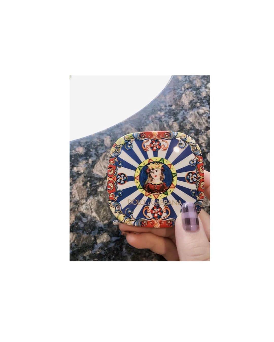 のインスタグラム：「今日から下ろした💗 かわいすぎるしすごく優秀♪ @dolcegabbana  コスメティックカウンターが銀座にやっとオープンした♪  お客様からお誕生日で頂いた時以来メロメロ♡ あつめよ♪  #コスメティック #ドルチェアンドガッバーナ  #dolceandgabbana  #mdamayu #mdanail」