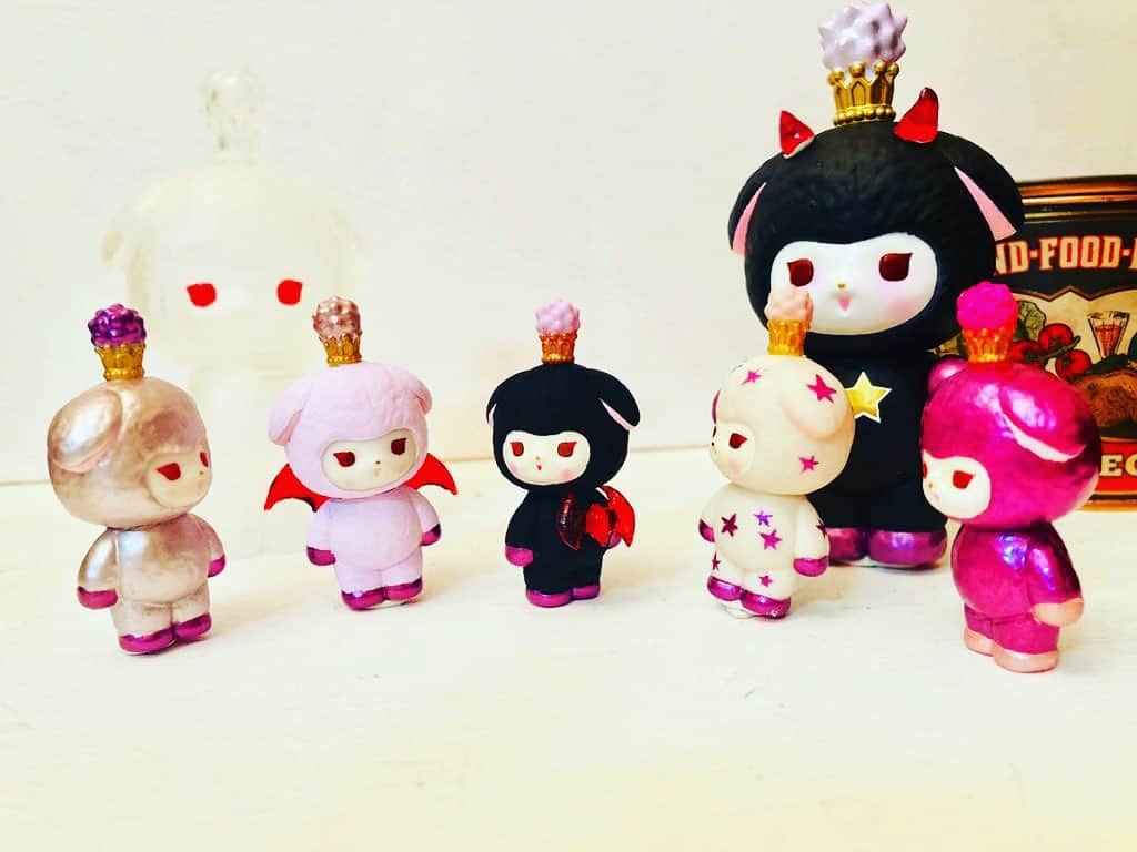 加倉井ミサイルのインスタグラム：「『クックック…あくまの赤い翼、小さいのもワルくない…🦇』 『クックック、たしかに…！』 『まずは渋谷、そしてTOKYOの空をこのワルミミさまたちで占拠する…‼︎』  『ワル〜い‼︎🦇😈🦇』  危うしTOKYO‼︎  #warumimi  #ワルミミ #今日のミミちゃん🐏 #todaysmimi🐏 #sofvi #vag22  #medicomtoy #絵本  #manga #cartoon #cartoons  #painting #illustration #art #artwork #artist #picturebooks #Childrensbook #childrenbook #stuffed #softtoy #softtoys #stuffedanimals #stuffedsheep  #sheep #happy」