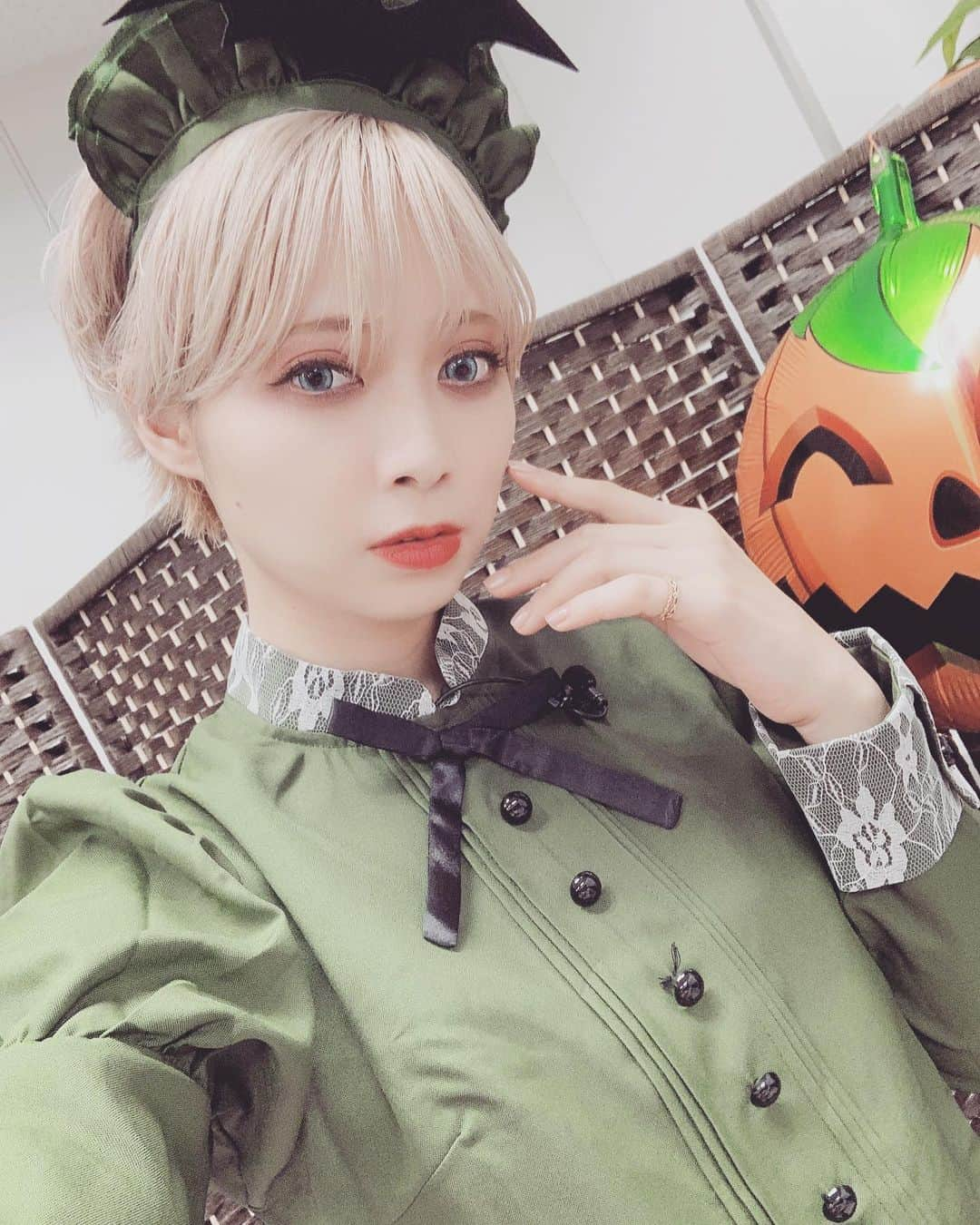 山崎はるかさんのインスタグラム写真 - (山崎はるかInstagram)「#ハッピーハロウィン🎃  #ハロウィン仮装  #ゾンビメイド　にみえるけど ゾンビじゃなく1000年生きるメイド、みたいな設定です笑笑 × × 可愛いシスターは、青木志貴くん♡」10月28日 12時59分 - pyon.haruka.y