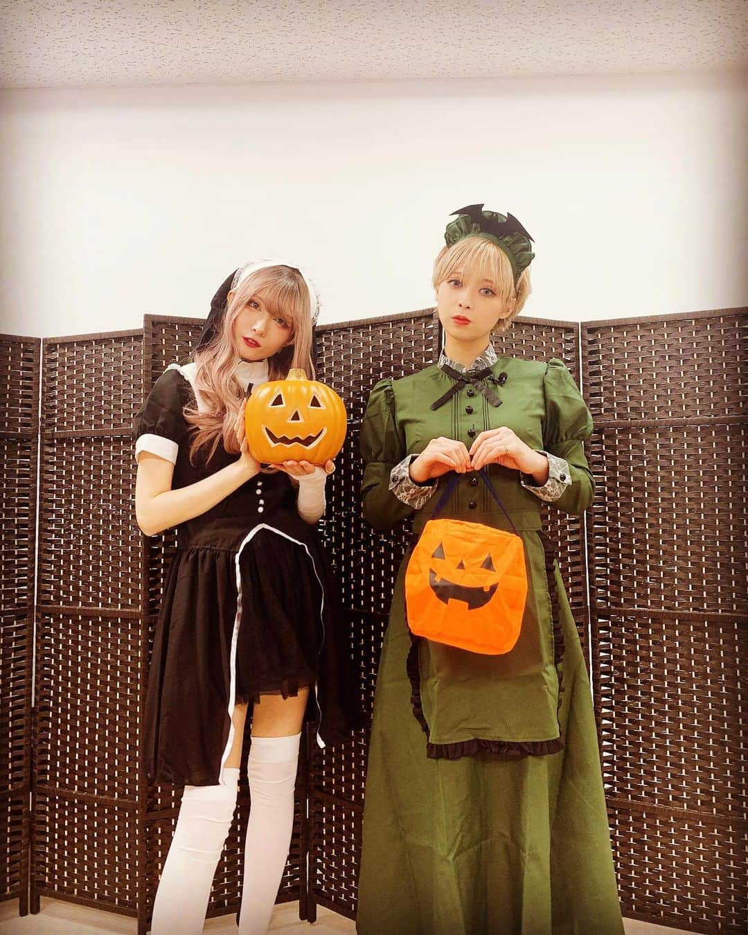 山崎はるかさんのインスタグラム写真 - (山崎はるかInstagram)「#ハッピーハロウィン🎃  #ハロウィン仮装  #ゾンビメイド　にみえるけど ゾンビじゃなく1000年生きるメイド、みたいな設定です笑笑 × × 可愛いシスターは、青木志貴くん♡」10月28日 12時59分 - pyon.haruka.y