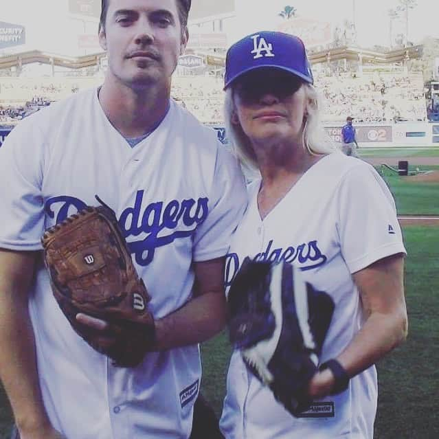 ジョッシュ・ヘンダーソンのインスタグラム：「I’ve lived in LA for almost 20 years. My mother got to watch me throw out the first pitch a few times. Congrats @dodgers y’all deserve it !!」