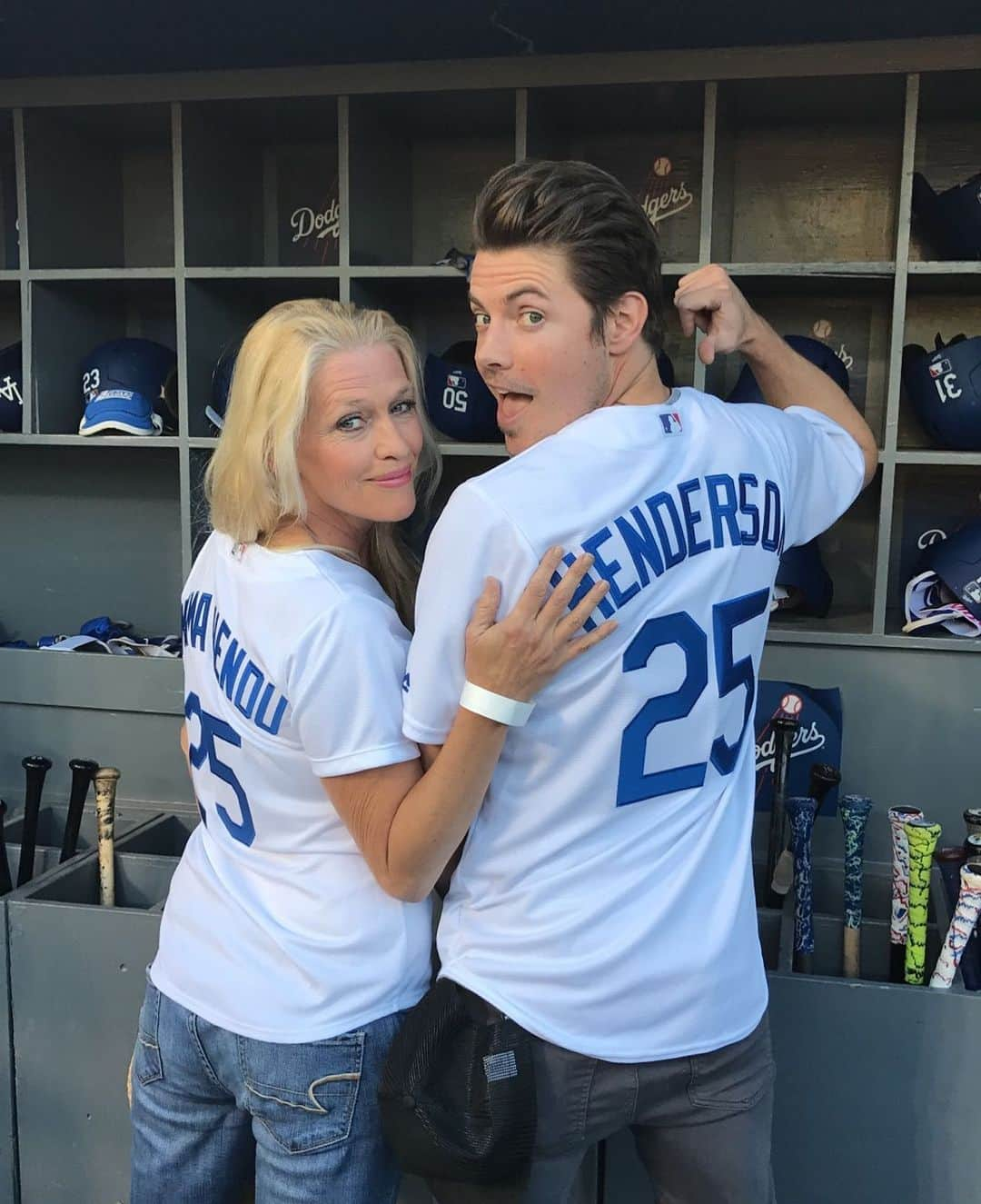 ジョッシュ・ヘンダーソンのインスタグラム：「Congrats @dodgers y’all deserve it !! #2020worldchamps #mamahendu」