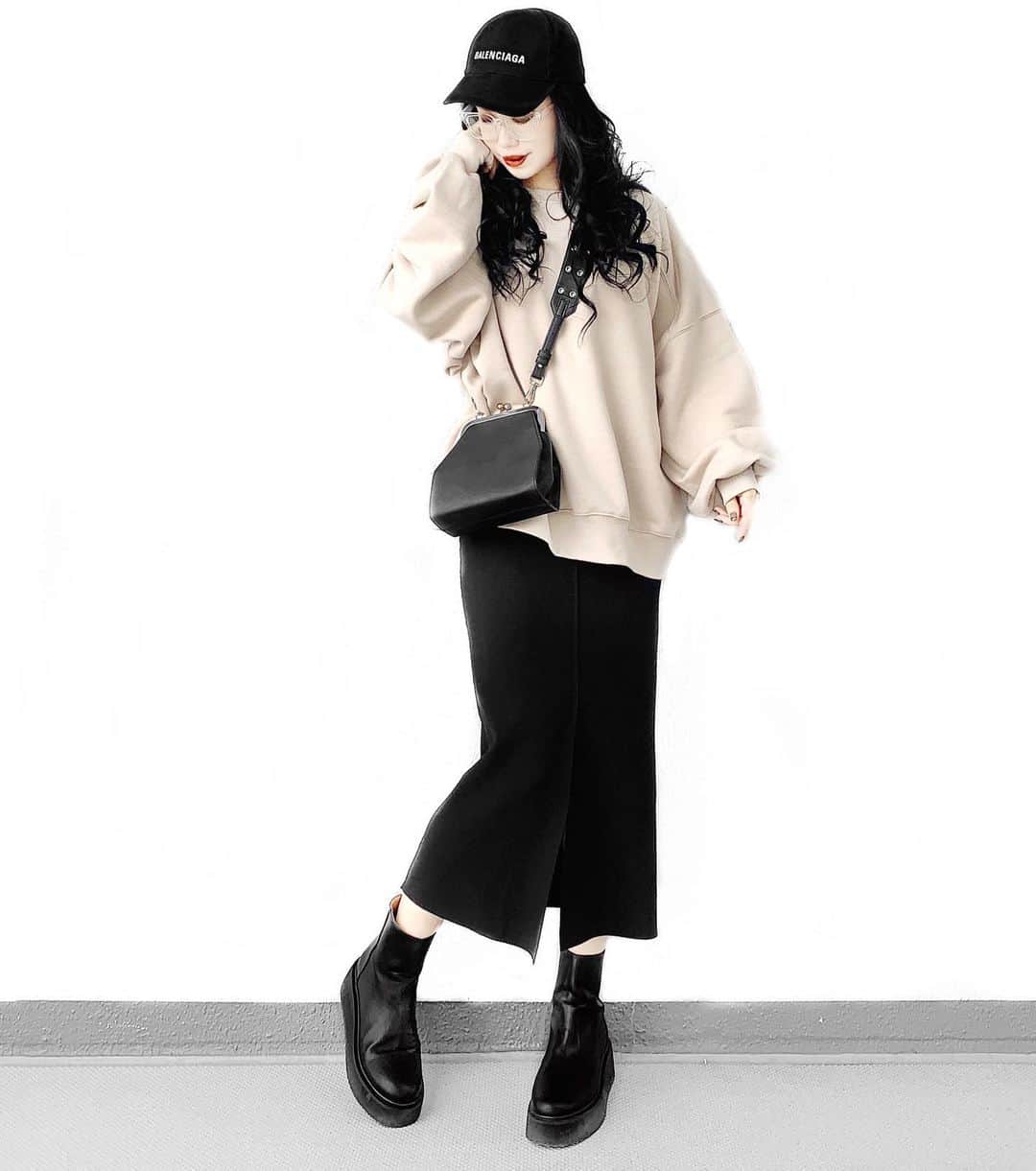 lve_xxxxのインスタグラム：「.﻿ .﻿ @lveu.official ﻿ ｽｳｪｯﾄとﾀｲﾄｽｶｰﾄの組み合わせ💯﻿ ﻿ ｽｶｰﾄはPOPUP先行でまだWebでは﻿ 発売前なんですが、かなり使える🙆‍♀️﻿ ﻿ サラッとしてて、ｽﾄﾚｯﾁ抜群で﻿ 着やすくｽﾄﾚﾝｽﾌﾘｰ！  そして前後で着られる﻿ もう💯のお気に入りｽｶｰﾄ！ ﻿ とにかくおススメです😂👍✧﻿ ﻿ 着ると形がかなり可愛い﻿ ｽｳｪｯﾄは昨日再入荷しております☺︎﻿ ﻿ LVEU.商品以外のｺｰﾃﾞ投稿の﻿ ご要望を頂いているのですが…﻿ すいませ🙇‍♀️💦﻿ ﻿ 秋冬LVEU.で買い物しまくってて﻿ 他の服装あんまり買ってなくて😂苦笑﻿ ﻿ 取りあえず、日常着てるｺｰﾃﾞを﻿ 投稿しておりますのでご了承くださいませ🙇‍♀️﻿ ﻿ ﻿ ﻿ その他ｺｰﾃﾞｱｲﾃﾑ詳細は﻿ WEARをご覧くださいませ。﻿ ﻿ WEAR ： lvexxxx ﻿ 💻 https://wear.jp/sp/lvexxxx/﻿ ﻿ －－－－－－－－－－－－－－－－－－﻿ ﻿ 📢ｺﾒﾝﾄ頂ける際は、﻿ 最新投稿にお願い致します。﻿ ﻿ 過去投稿に頂いた際、気がつかない事もあり﻿ お返事致しかねる場合が御座います🙇‍♀ ️﻿ ﻿」