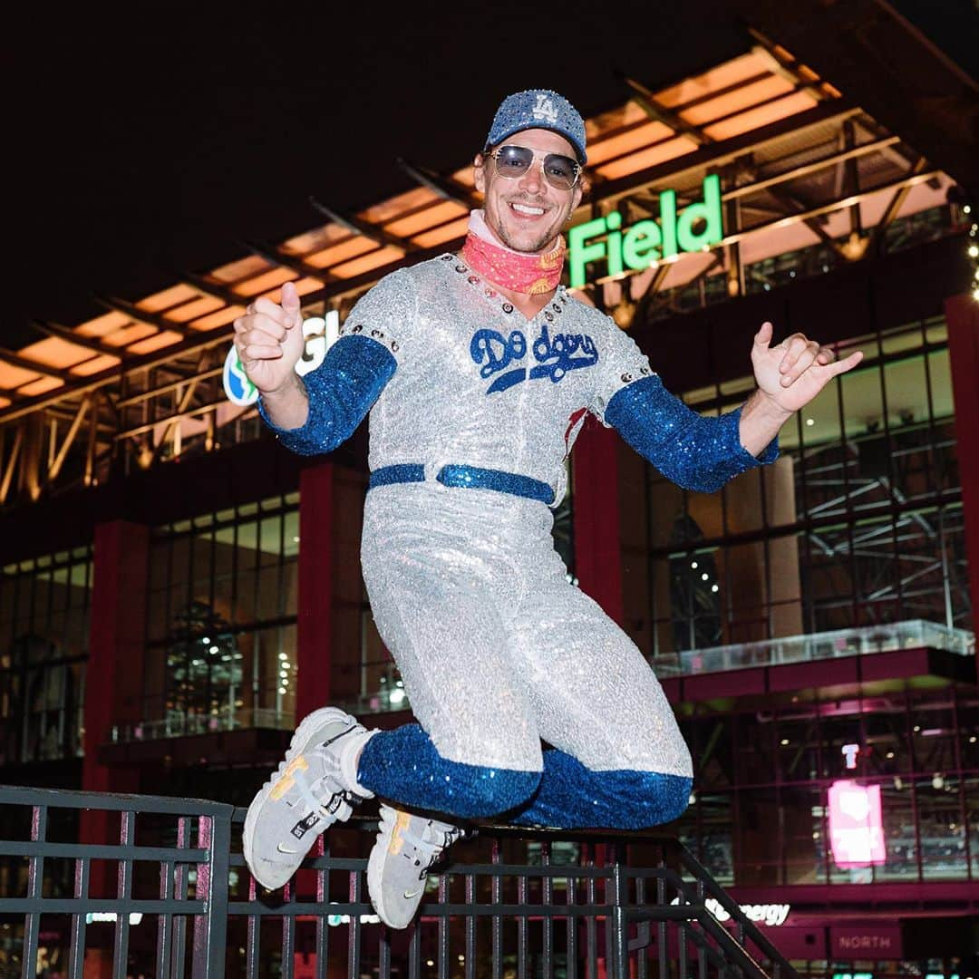 ディプロさんのインスタグラム写真 - (ディプロInstagram)「Somehow I ended up in Arlington Texas tonight,  became a huge dodgers fan... swipe to the end for rocket man @eltonjohn @thejoelarkin」10月28日 13時10分 - diplo