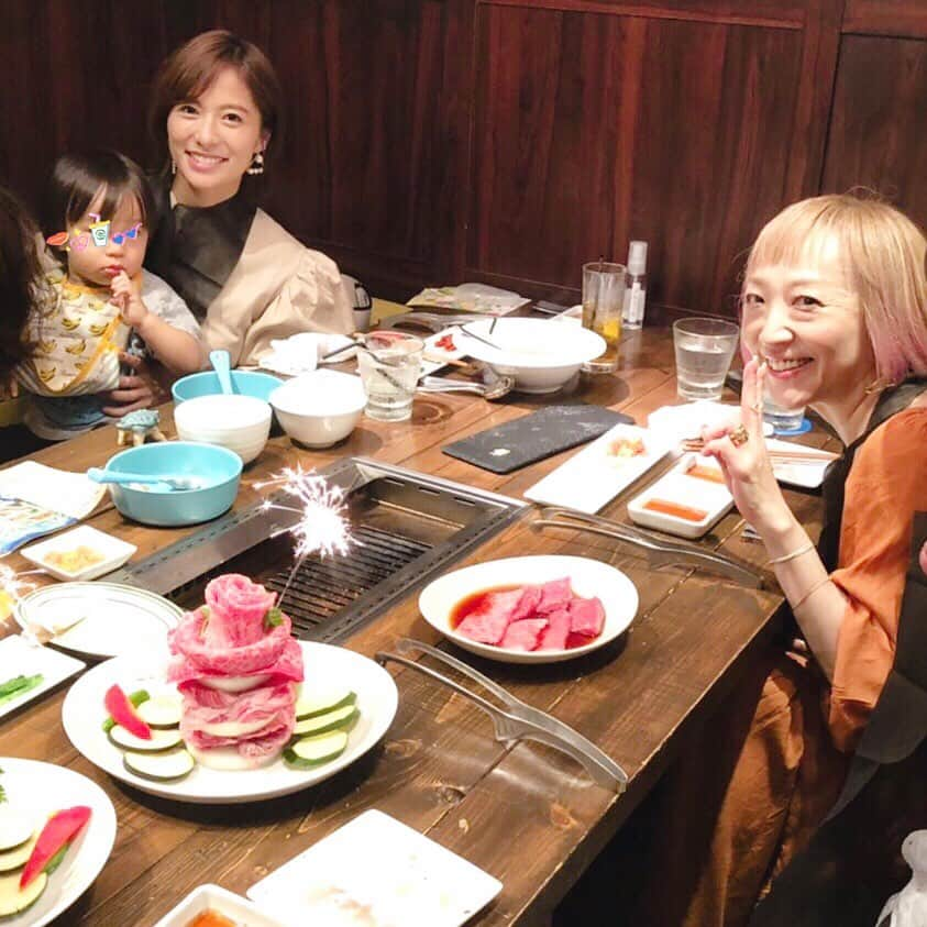 神戸蘭子さんのインスタグラム写真 - (神戸蘭子Instagram)「お誕生日会🎂  #誕生日会　#半年後の誕生日会  #4月生まれ　#肉ケーキ　#焼肉　#久々の再会 #久々の都会　#西麻布　#子連れご飯　#ママライフ　#2人育児　#夜ご飯　#肉好き  #男の子ママ」10月28日 13時12分 - ranran0414