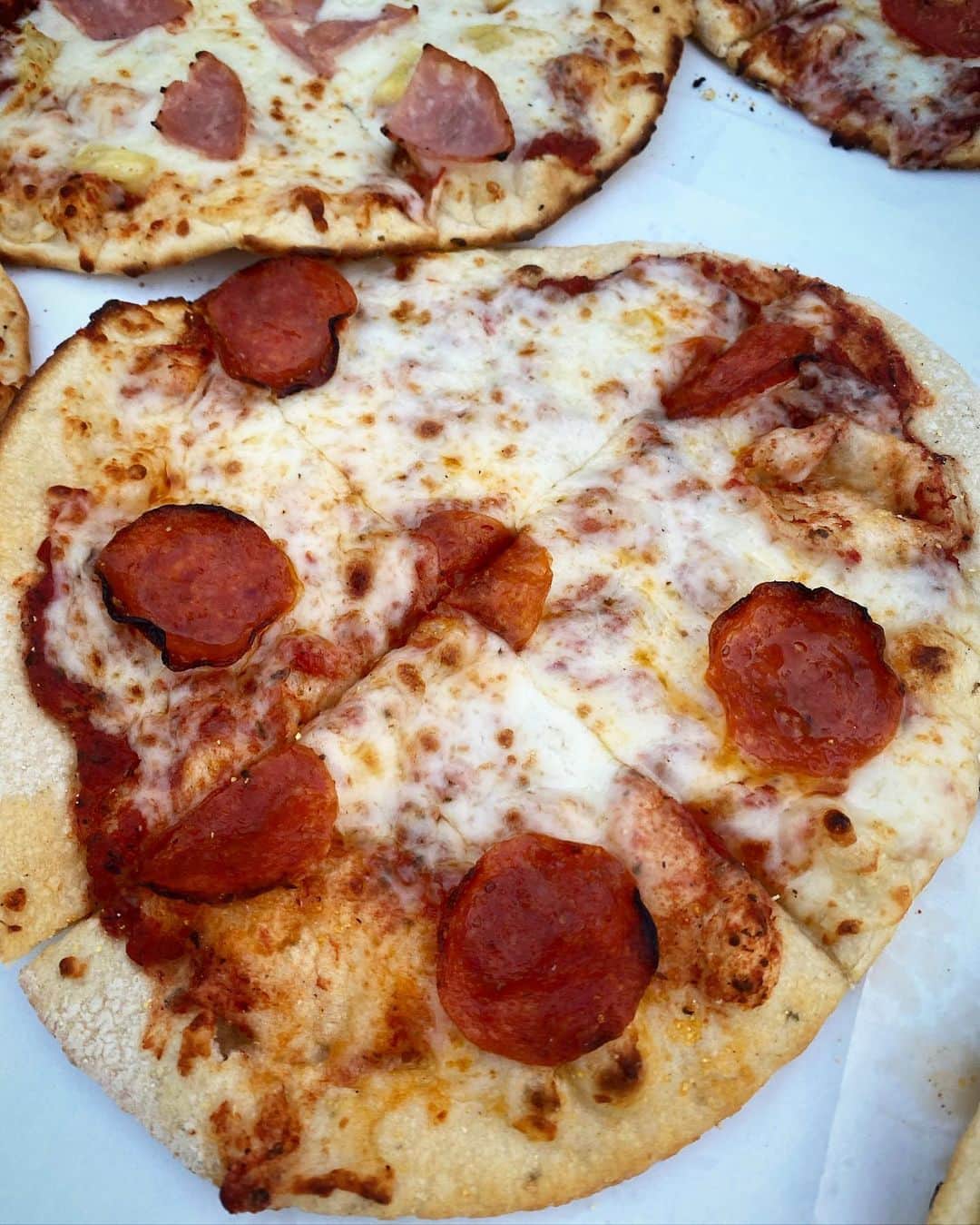 ライナ・ホワンさんのインスタグラム写真 - (ライナ・ホワンInstagram)「Who loves pizzas 🍕 UwU . . @318foodco makes its own wood fire pizzas 🔥 in a food truck 🤯AND they deliver their pizzas straight to your home when you order online!!! 👀 . . I stopped by to take on a challenge of 10 pizzas to see if I can eat Em all in 20 minutes!! . . How do y’all think I did!? Watch the entire video to find out!! —> https://youtu.be/-KkUhZvCwUs . . Thanks for setting this up @furtheruofficial UwU」10月28日 13時12分 - rainaiscrazy