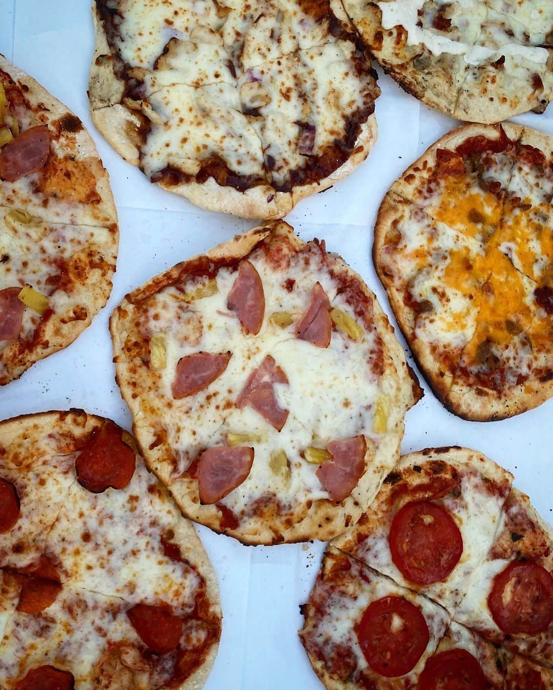 ライナ・ホワンさんのインスタグラム写真 - (ライナ・ホワンInstagram)「Who loves pizzas 🍕 UwU . . @318foodco makes its own wood fire pizzas 🔥 in a food truck 🤯AND they deliver their pizzas straight to your home when you order online!!! 👀 . . I stopped by to take on a challenge of 10 pizzas to see if I can eat Em all in 20 minutes!! . . How do y’all think I did!? Watch the entire video to find out!! —> https://youtu.be/-KkUhZvCwUs . . Thanks for setting this up @furtheruofficial UwU」10月28日 13時12分 - rainaiscrazy