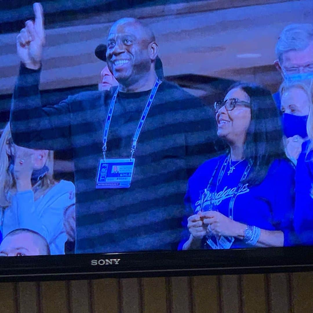 サミュエル・L・ジャクソンさんのインスタグラム写真 - (サミュエル・L・ジャクソンInstagram)「Big Up @magicjohnson & @la_dodgers_baseball for bringing That MLB Championship back to LA‼️‼️#gododgerblue #@cookiejohnsontoo」10月28日 13時13分 - samuelljackson