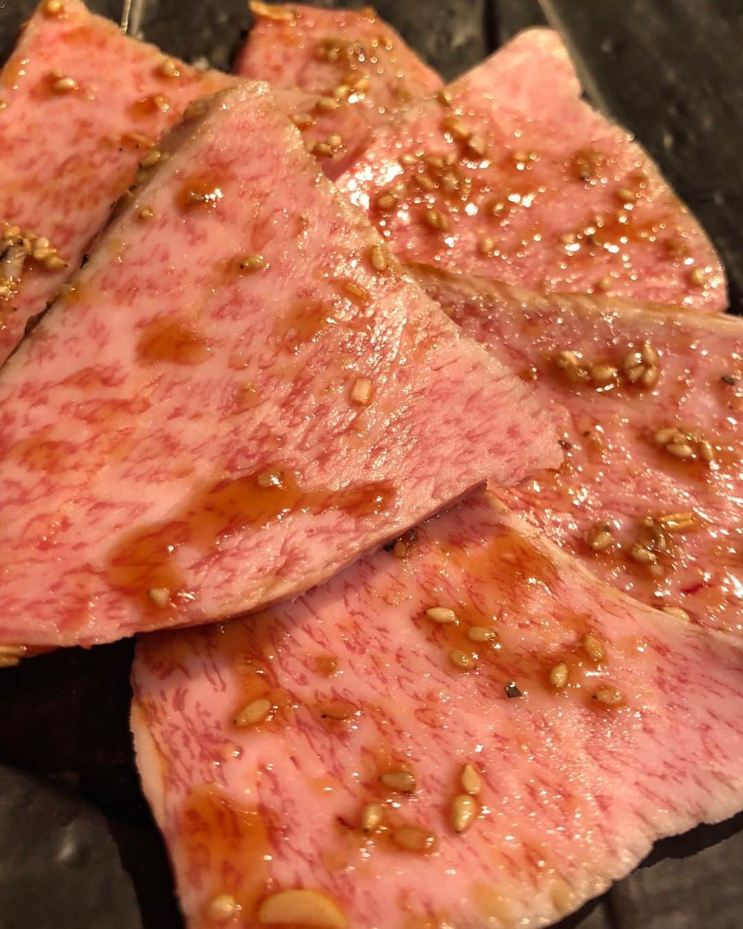 西尾季隆のインスタグラム：「いいお肉はおいしい！ でもおじさんになってきた僕には サシが入りすぎると、 最初はおいしくいただけるけど、 のちにしんどくなる。 おじさん、がんばれ！」